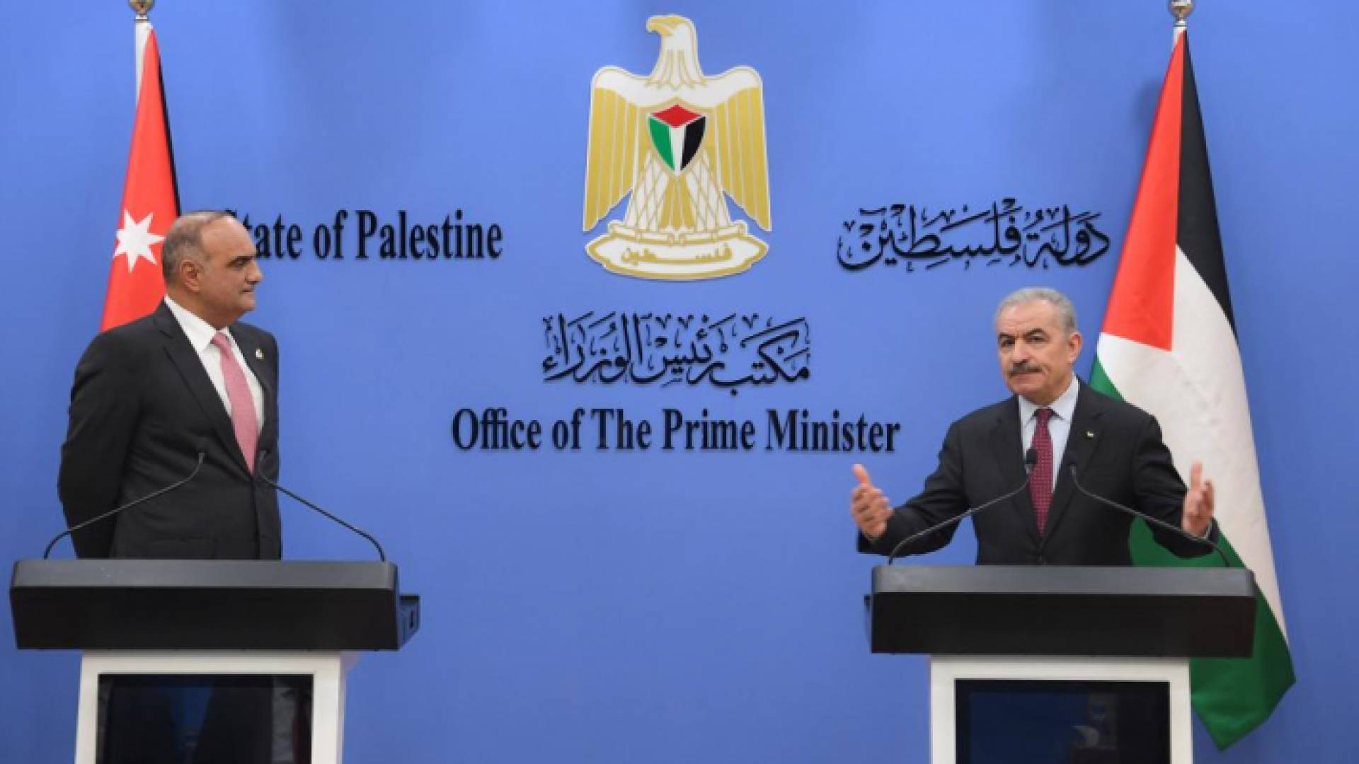 رئيسا الوزراء الأردني بشر الخصاونة والفلسطيني محمد اشتية