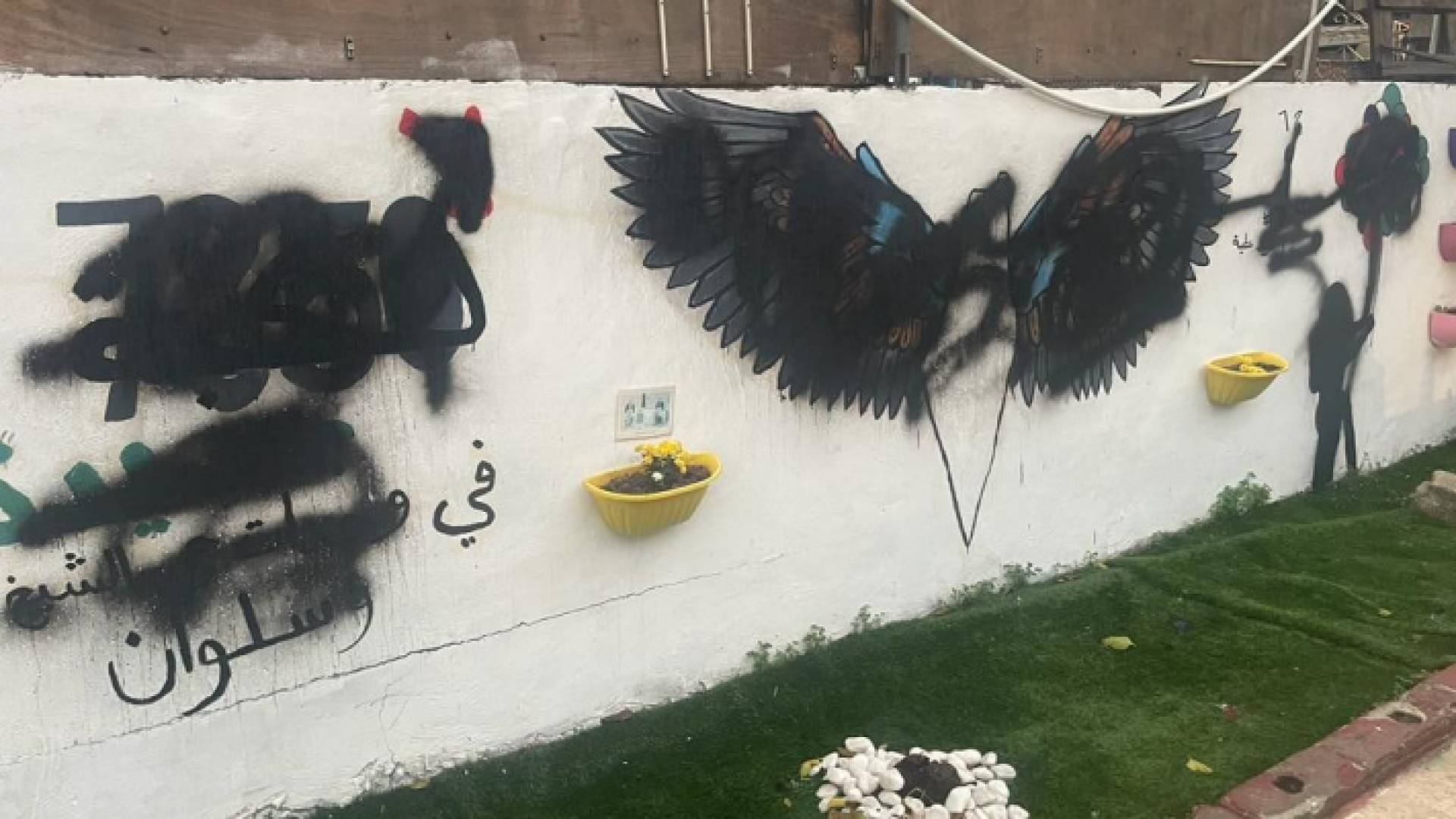 مستوطنون يطمسون جداريات في حي الشيخ جراح