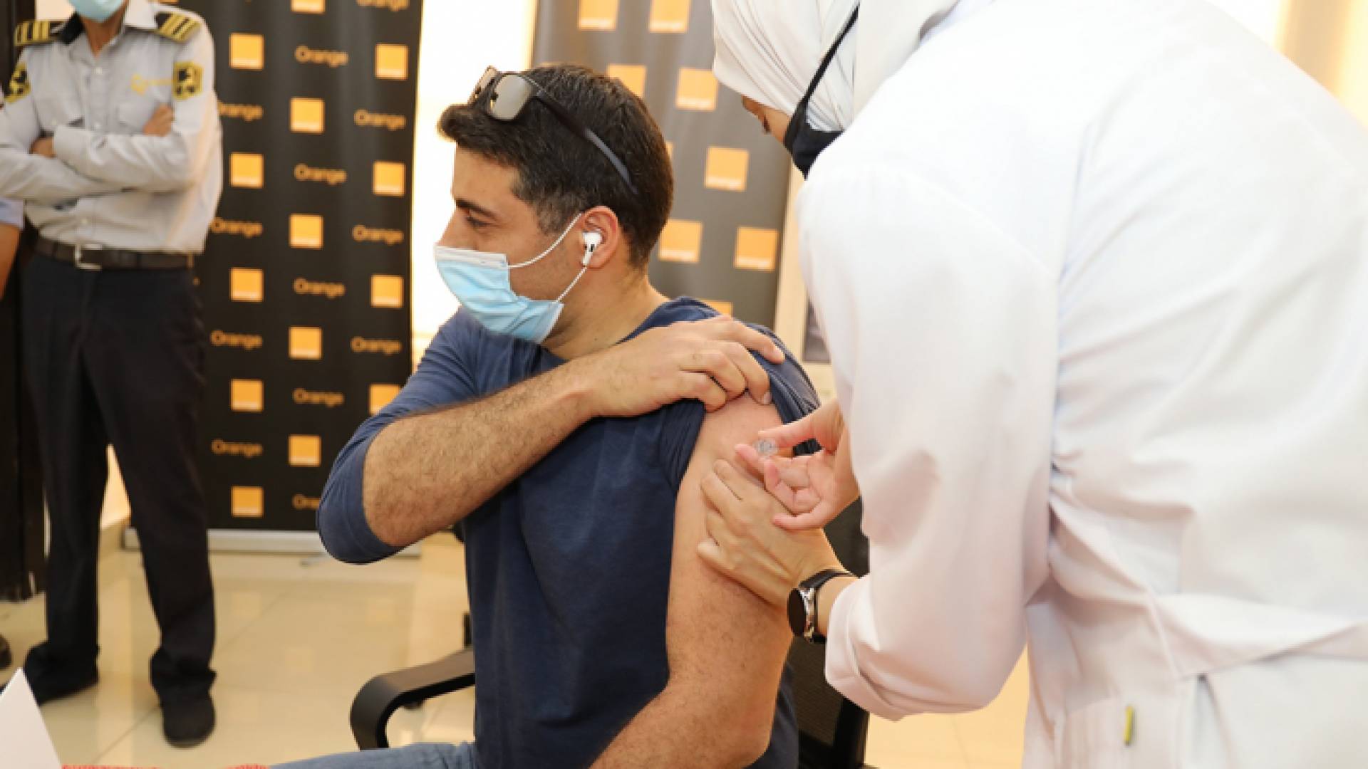 أحد الأشخاص يأخذ اللقاح المضاد لكورونا - ارشيفية