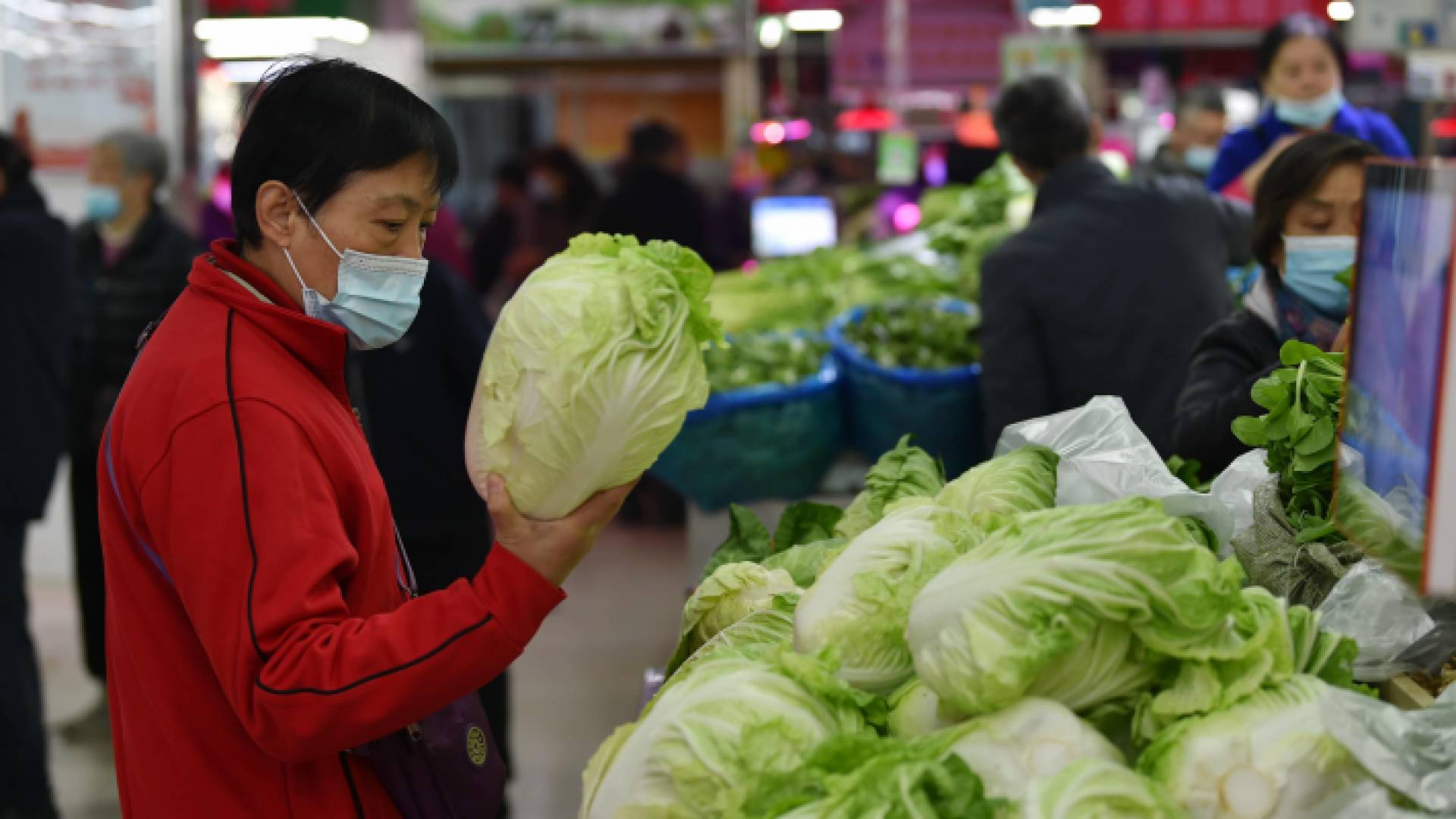 رجل صيني في سوق الخضار