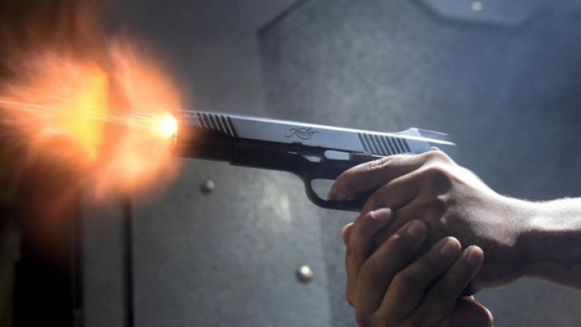 شحص يطلق عيارا ناريا من مسدسه