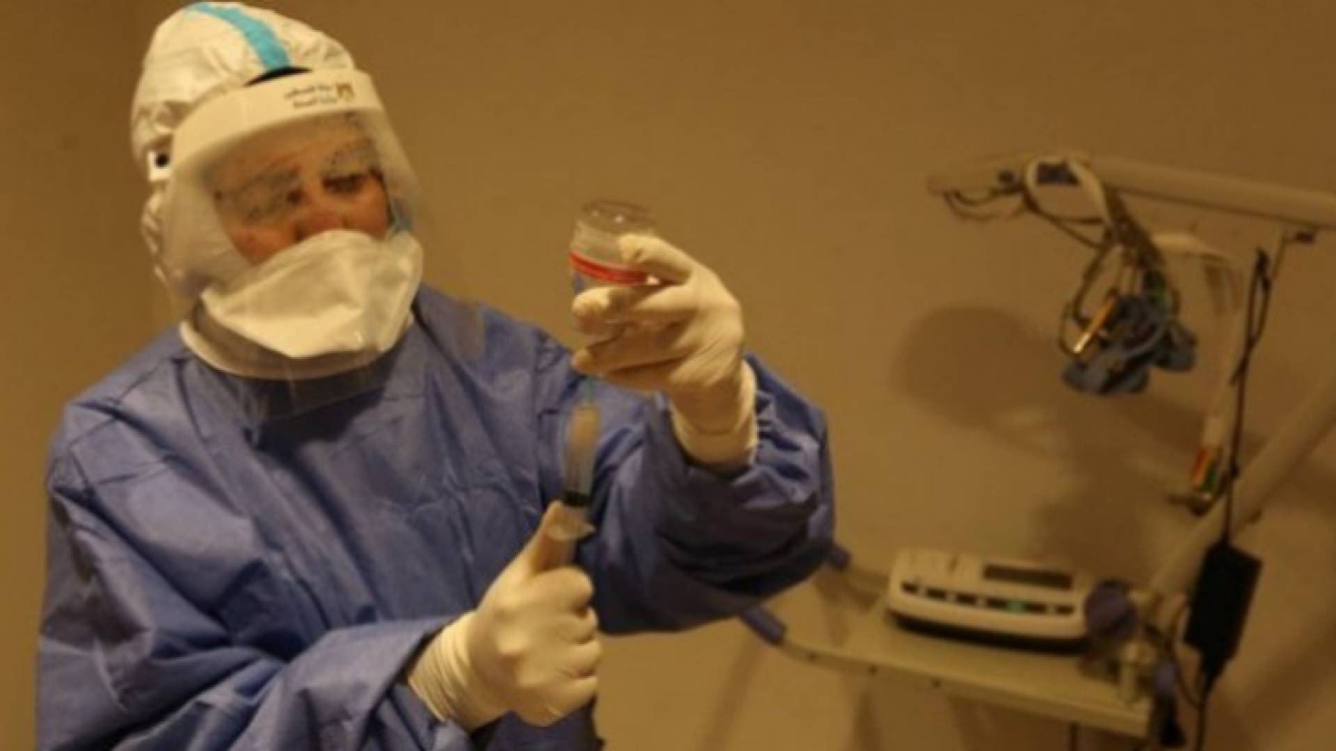 عامل في القطاع الصحي الفلسطيني يحضر جرعة من لقاح كورونا - أرشيفية