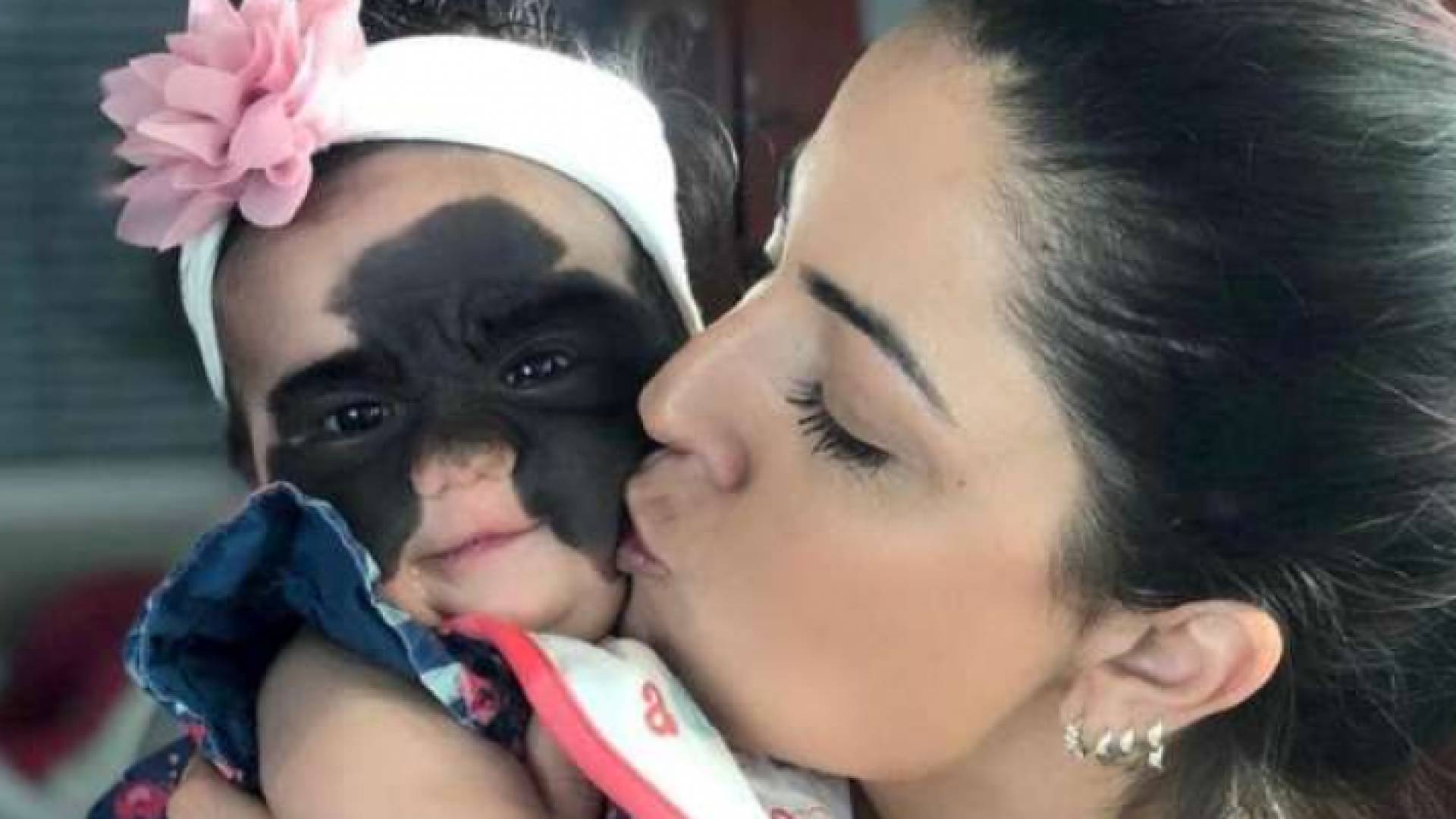 الطفلة لونا ووالدتها