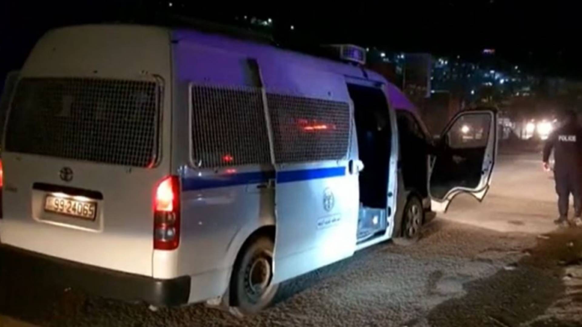 الأمن ينتشر في منطقة المشارع باربد بعد أحداث شغب اثر جريمة قتل