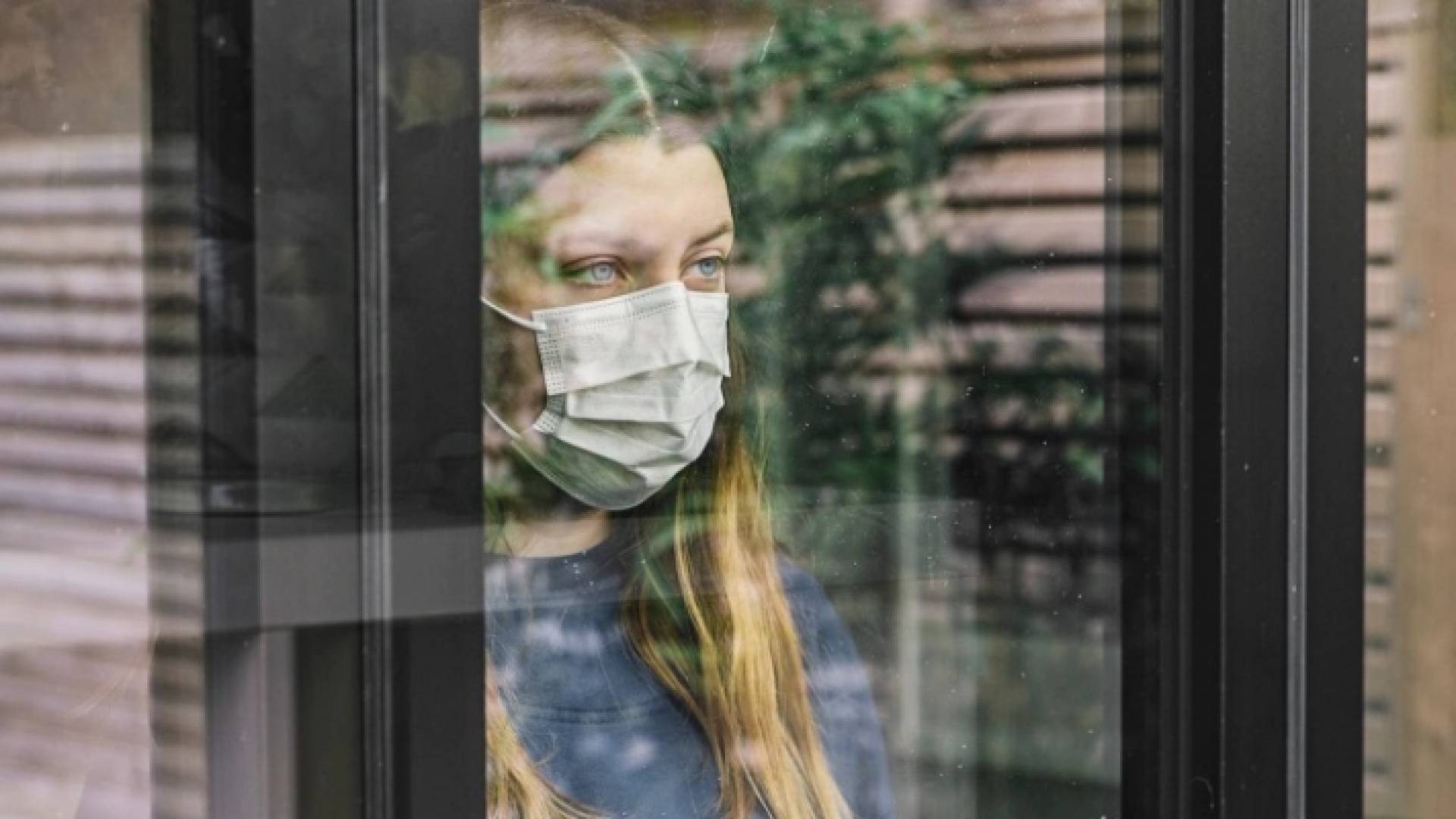 فتاة محجورة داخل غرفة في أحد الفنادق