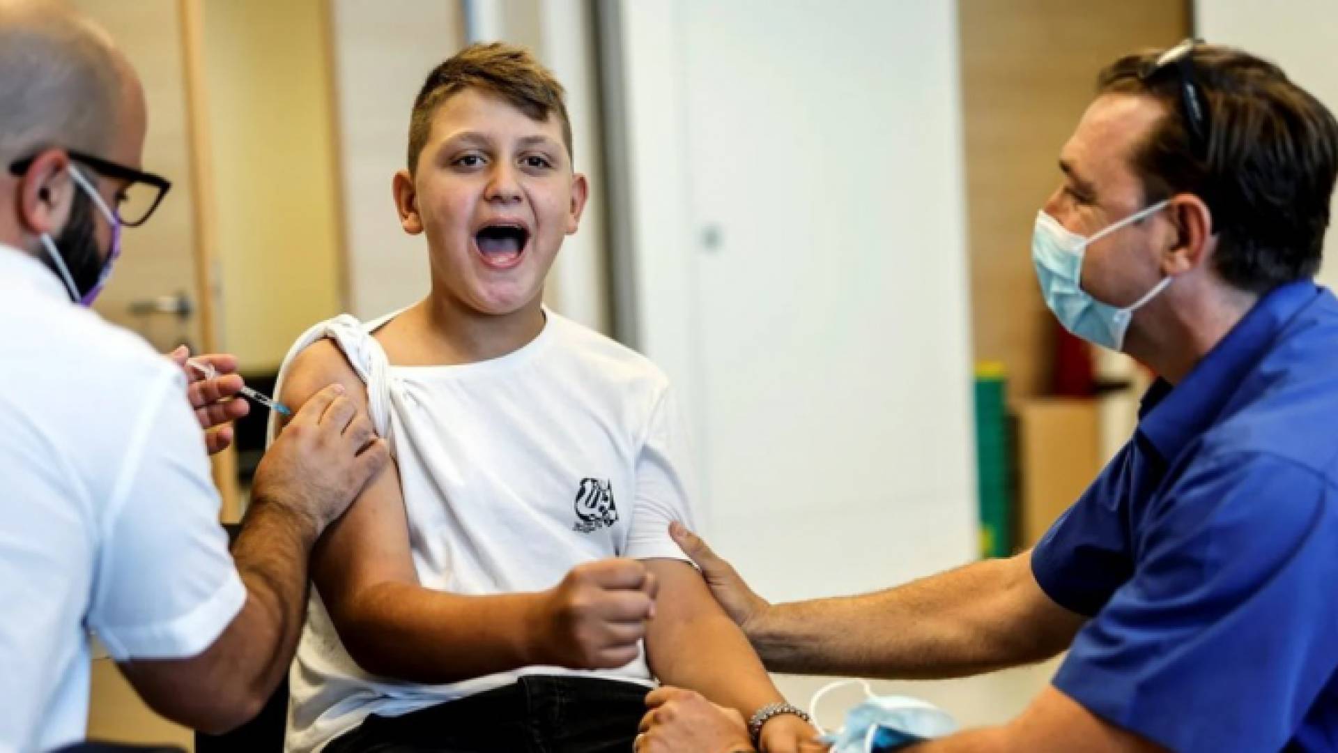 طفل يتلقى لقاح كورونا