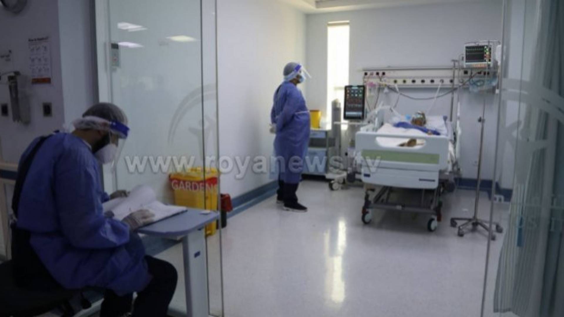 معاينة مريض بفيروس كورونا في أحد المستشفيات