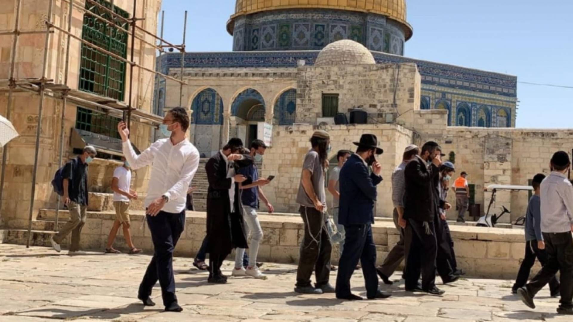 قطعان المستوطنون يقتحمون باحات المسجد الأقصى