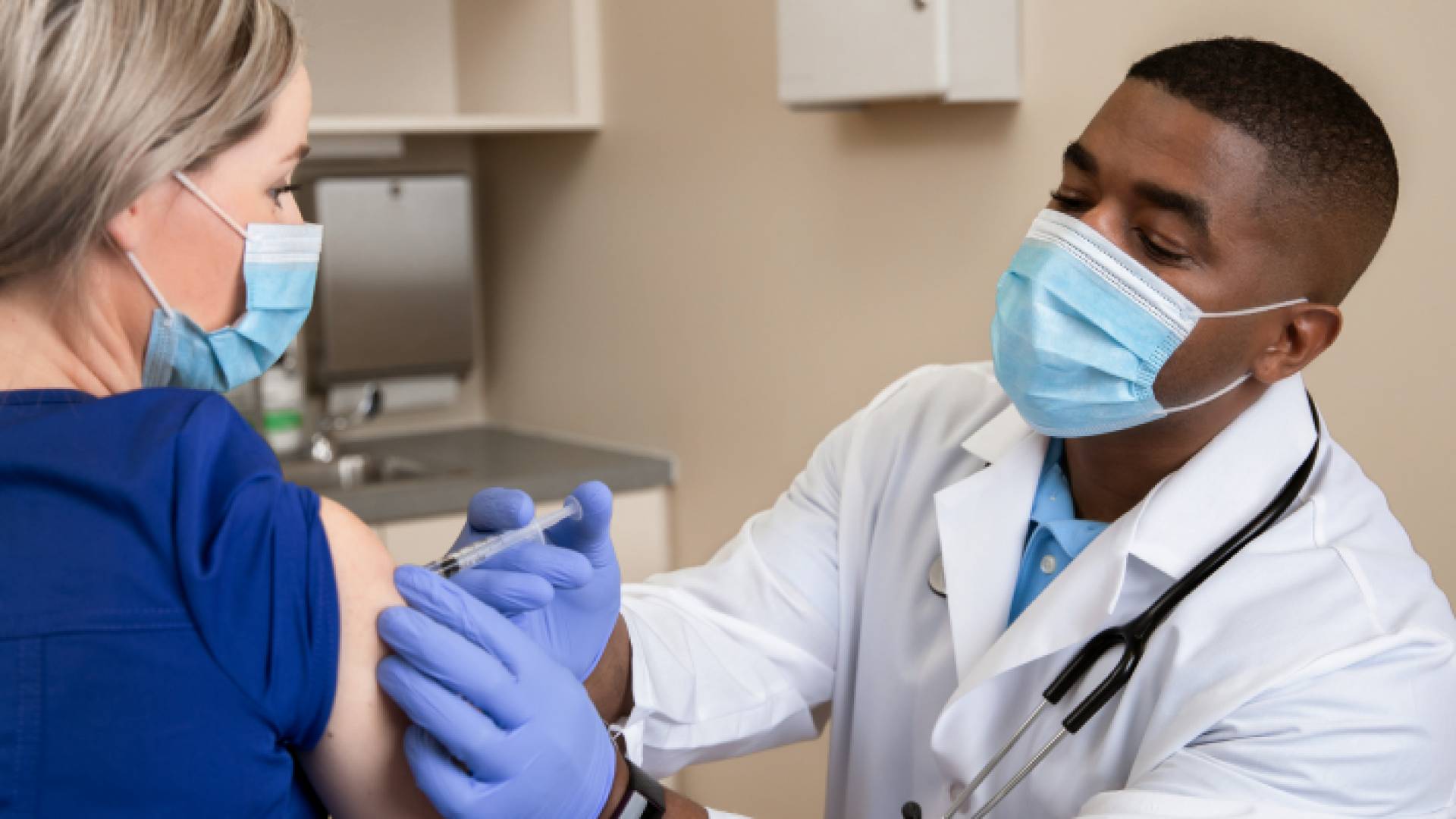 تلقي لقاح كورونا - ارشيفية