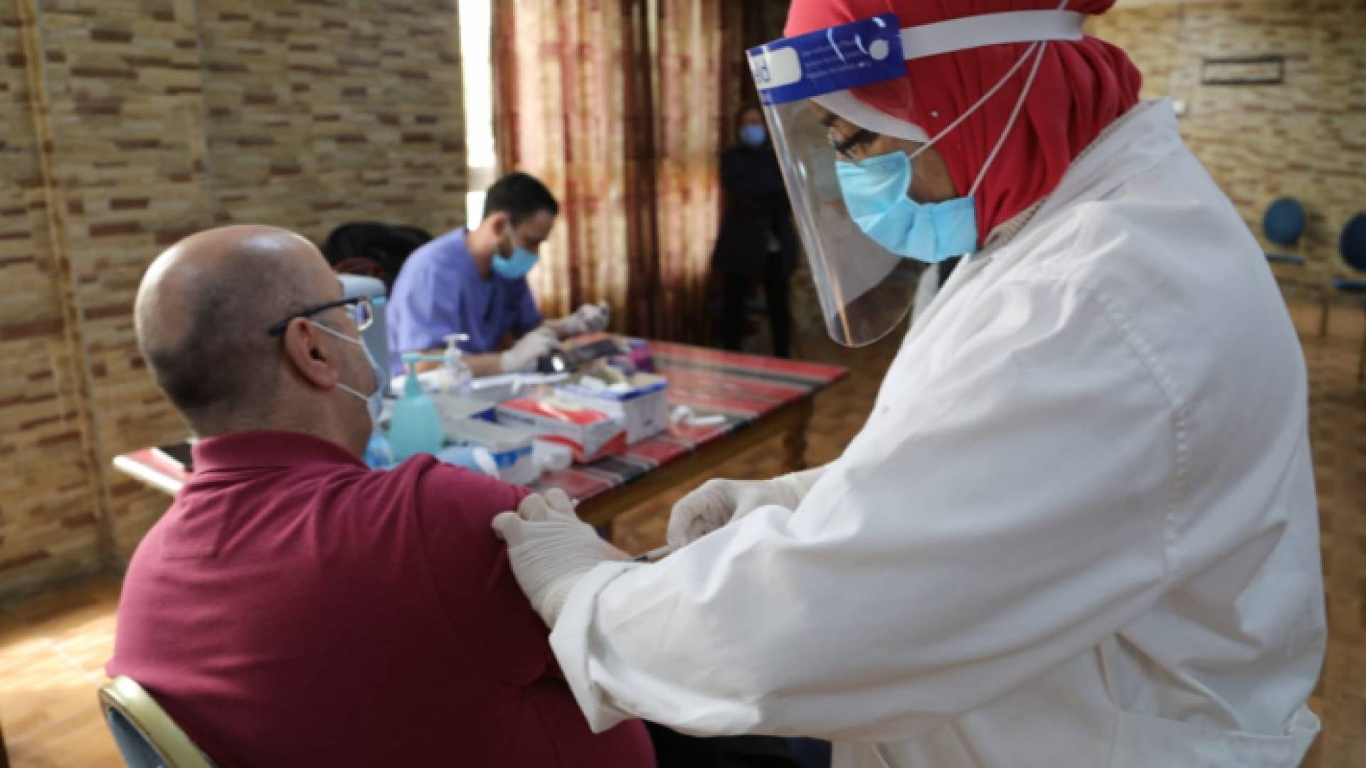 تلقي لقاح كورونا - ارشيفية