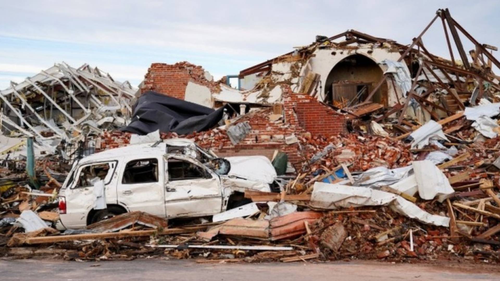 الصورة من آثار الأعاصير التي ضربت عددا من ولايات أمريكية