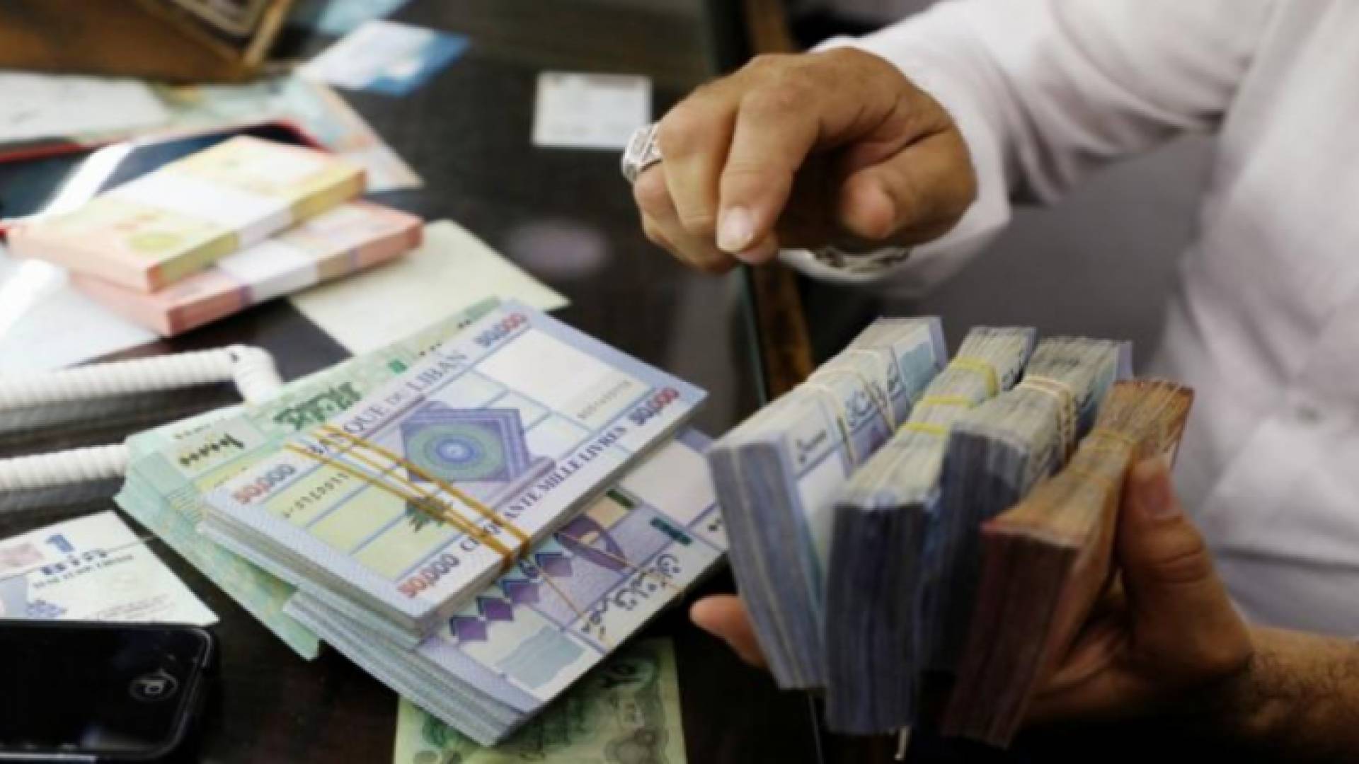 انهيار جديد لليرة اللبنانية