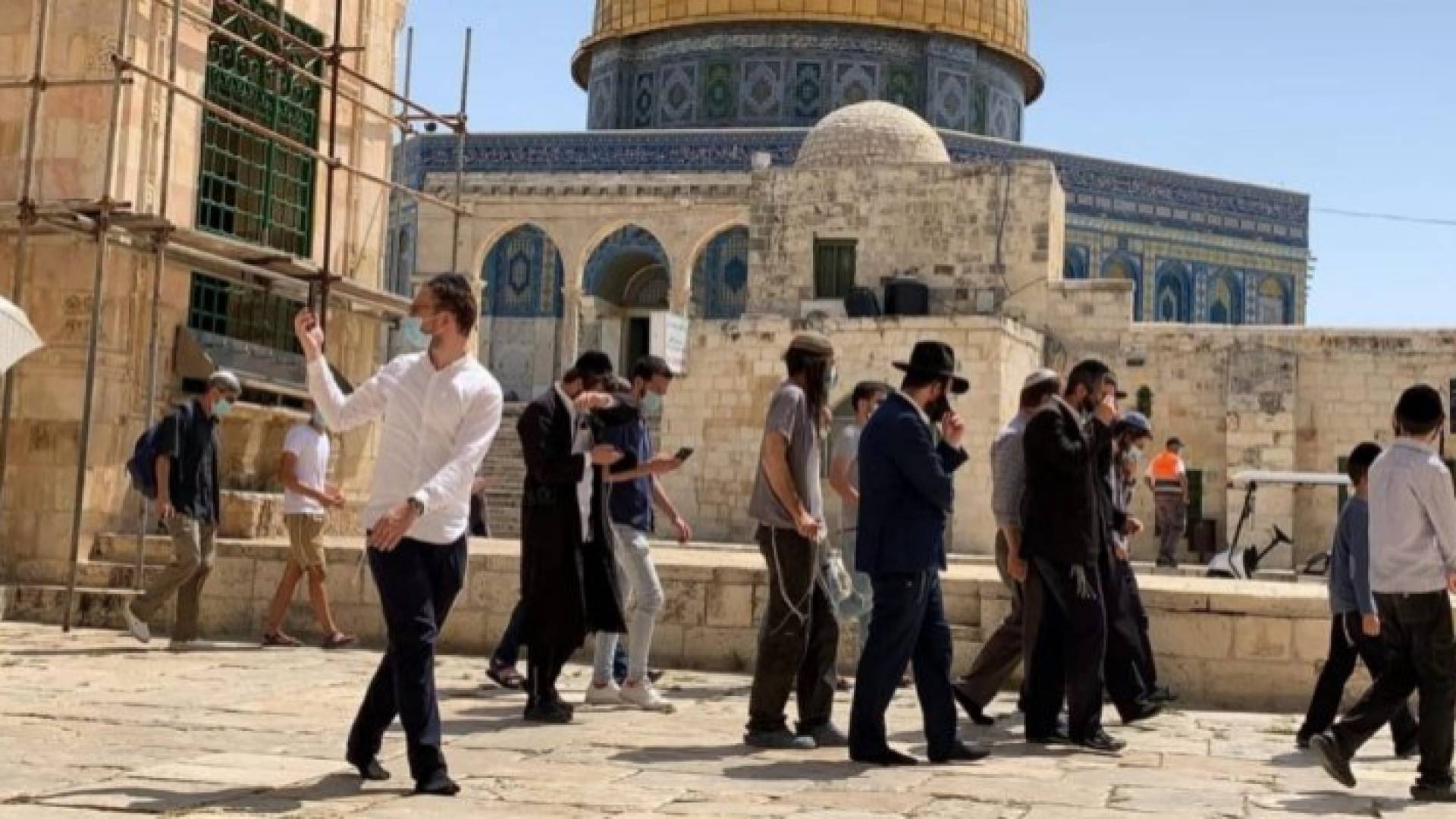 قطعان المستوطنون يقتحمون باحات المسجد الأقصى