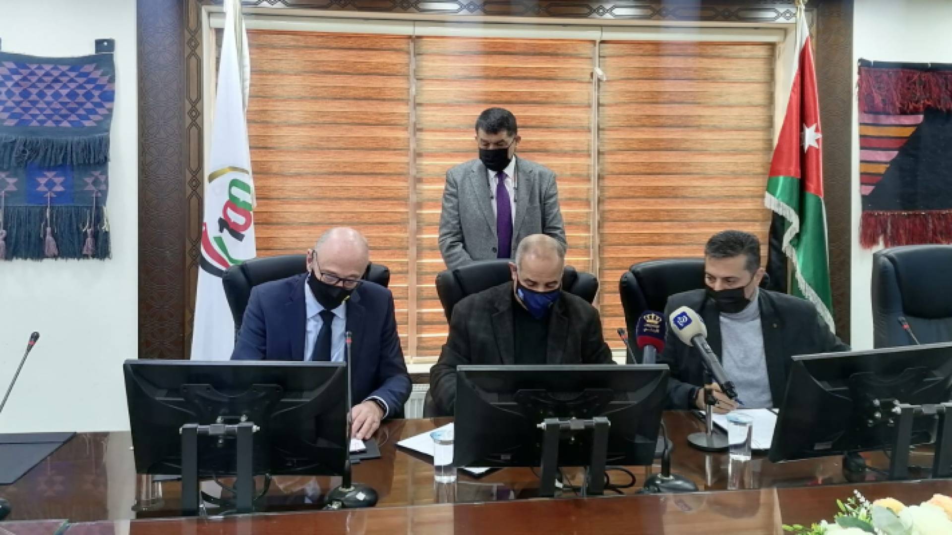 جانب من توقيع أحد العقدين