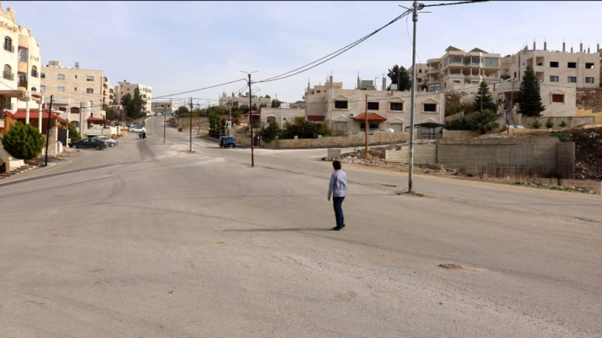 إربد.. أعمدة كهربائية بمنتصف الطريق الرئيسي في زبدة فركوح