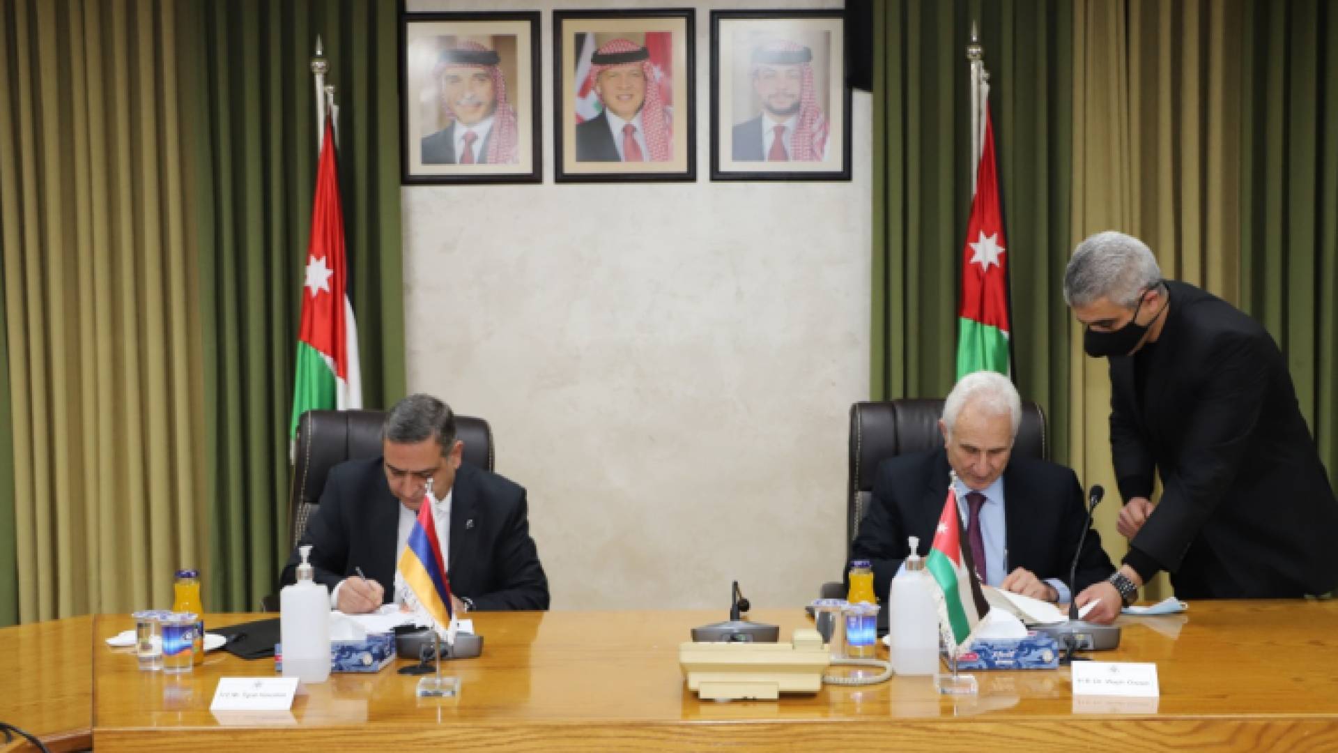 جانب من توقيع الاتفاقية