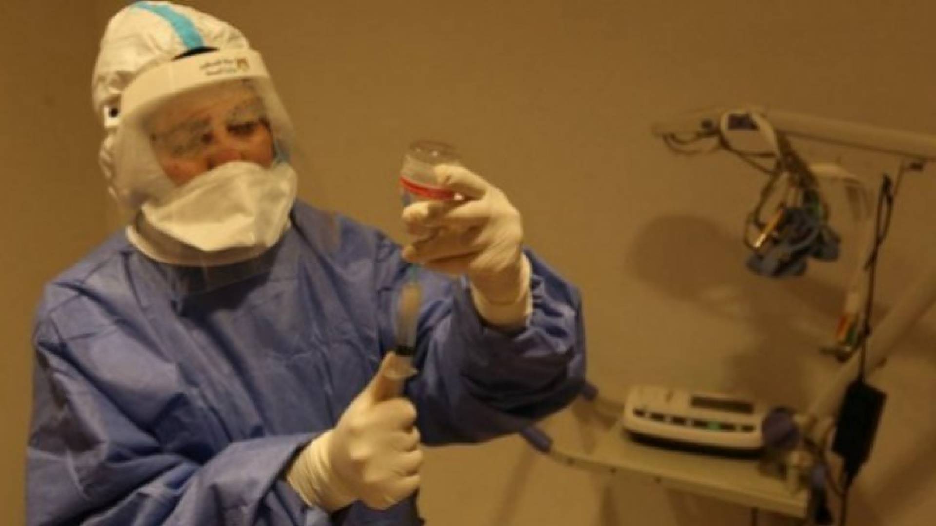 عامل في القطاع الصحي الفلسطيني يحضّر جرعة من لقاح كورونا - أرشيفية