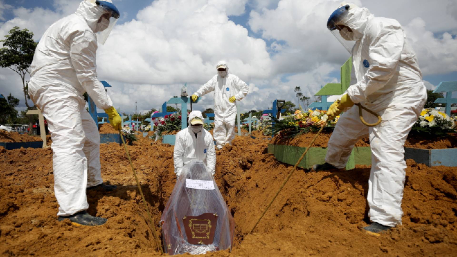 خلال دفن أحد المتوفين بفيروس كورونا