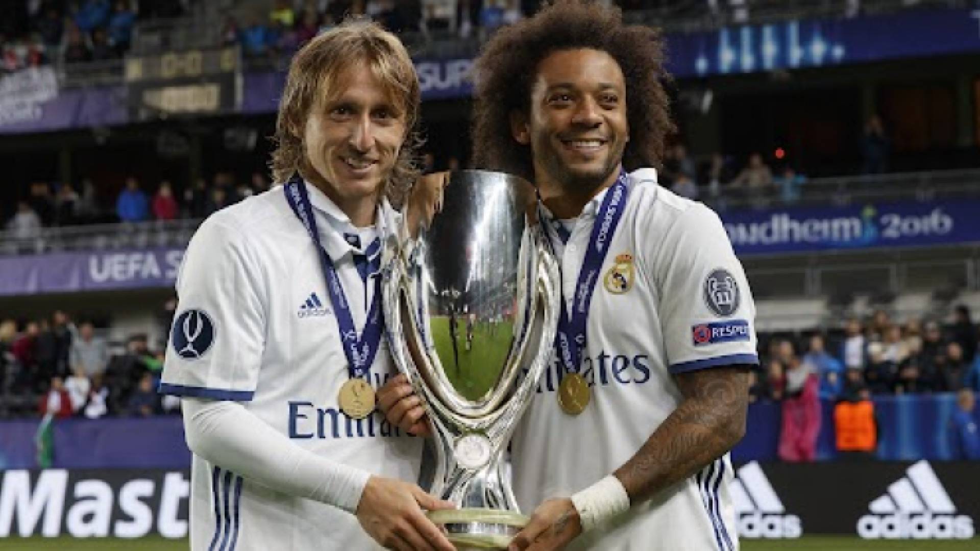 لوكا مودريتش (يسار) ومارسيلو (يمين)