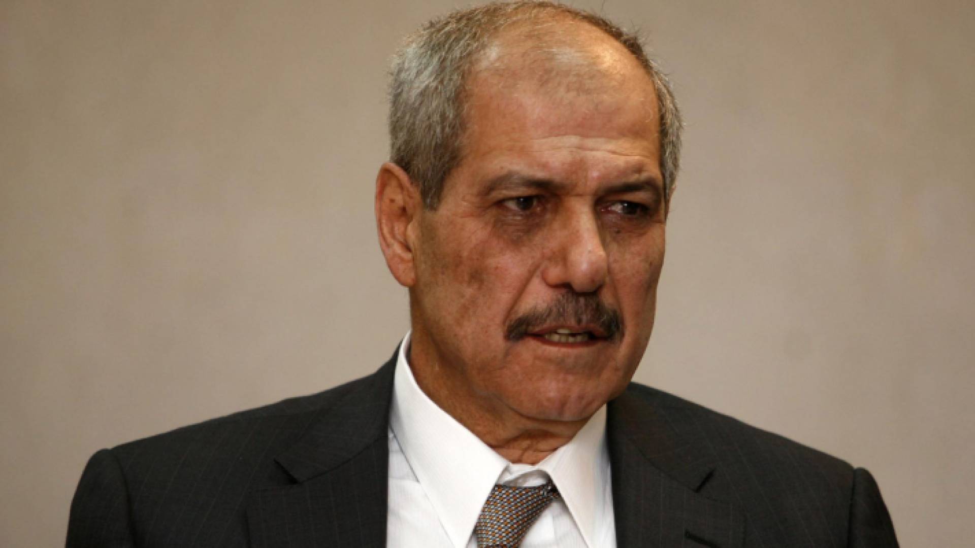 رئيس الوزراء الأسبق ورئيس الديوان الملكي السابق الراحل الدكتور فايز الطراونة