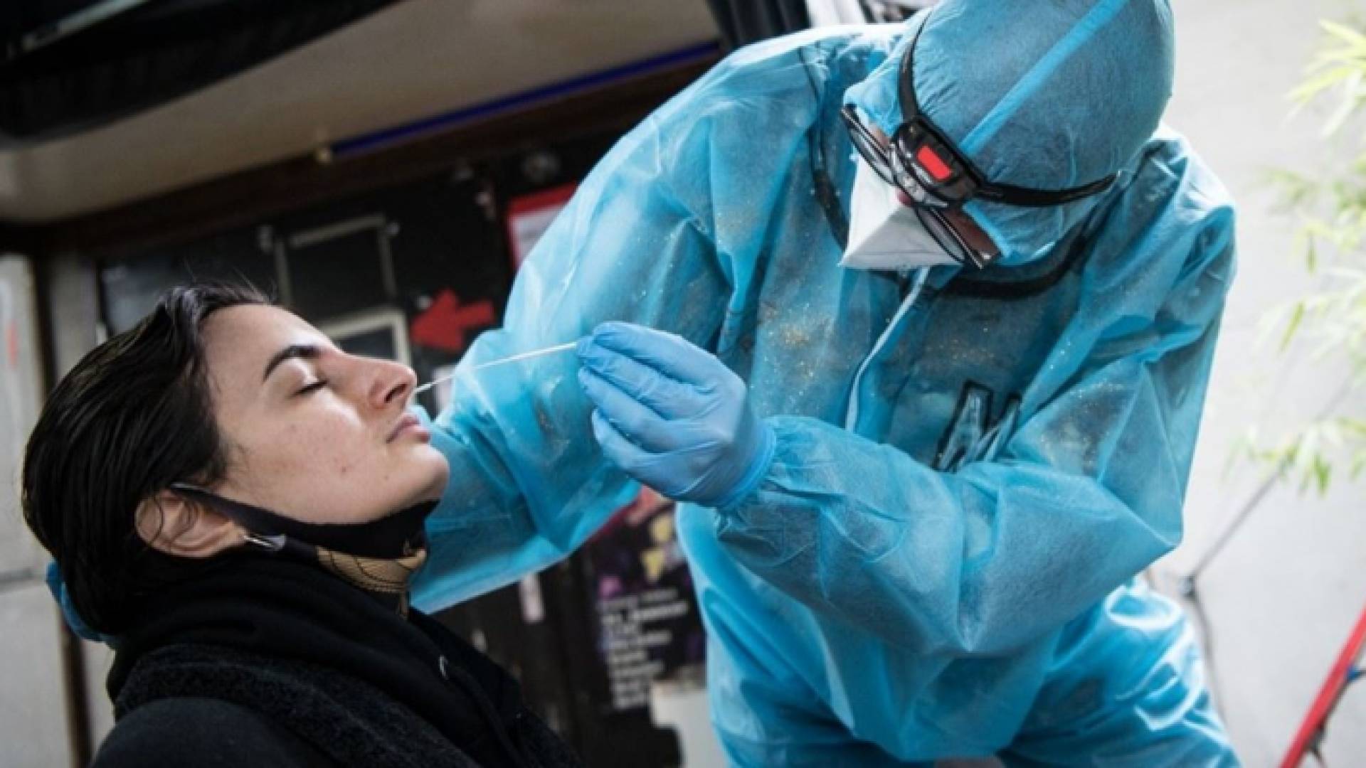 إجراء فحص "بي سي آر" لسيدة