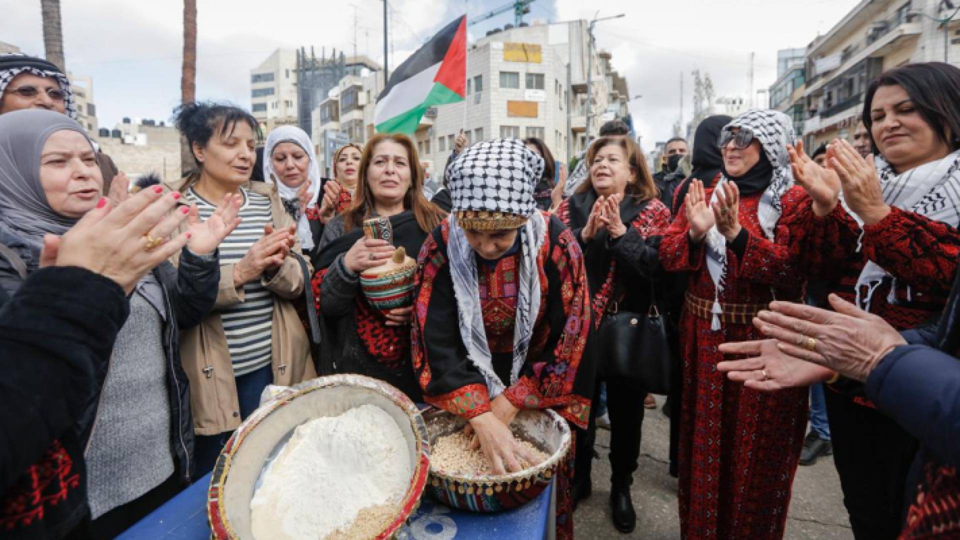 وقفة بالزي الفلسطيني وسط رام الله