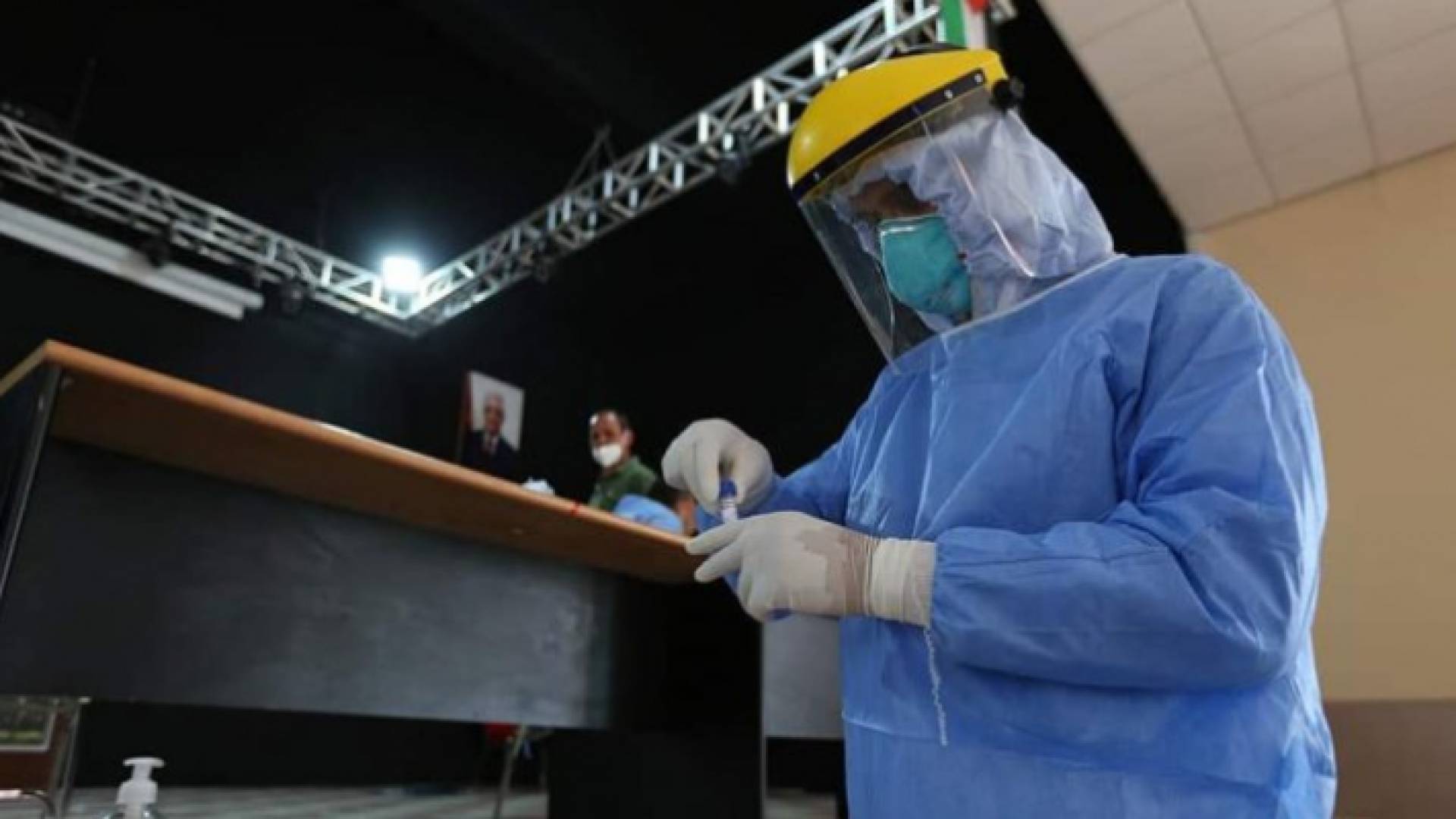 عامل في القطاع الصحي الفلسطيني يحضّر جرعة من لقاح كورونا - أرشيفية