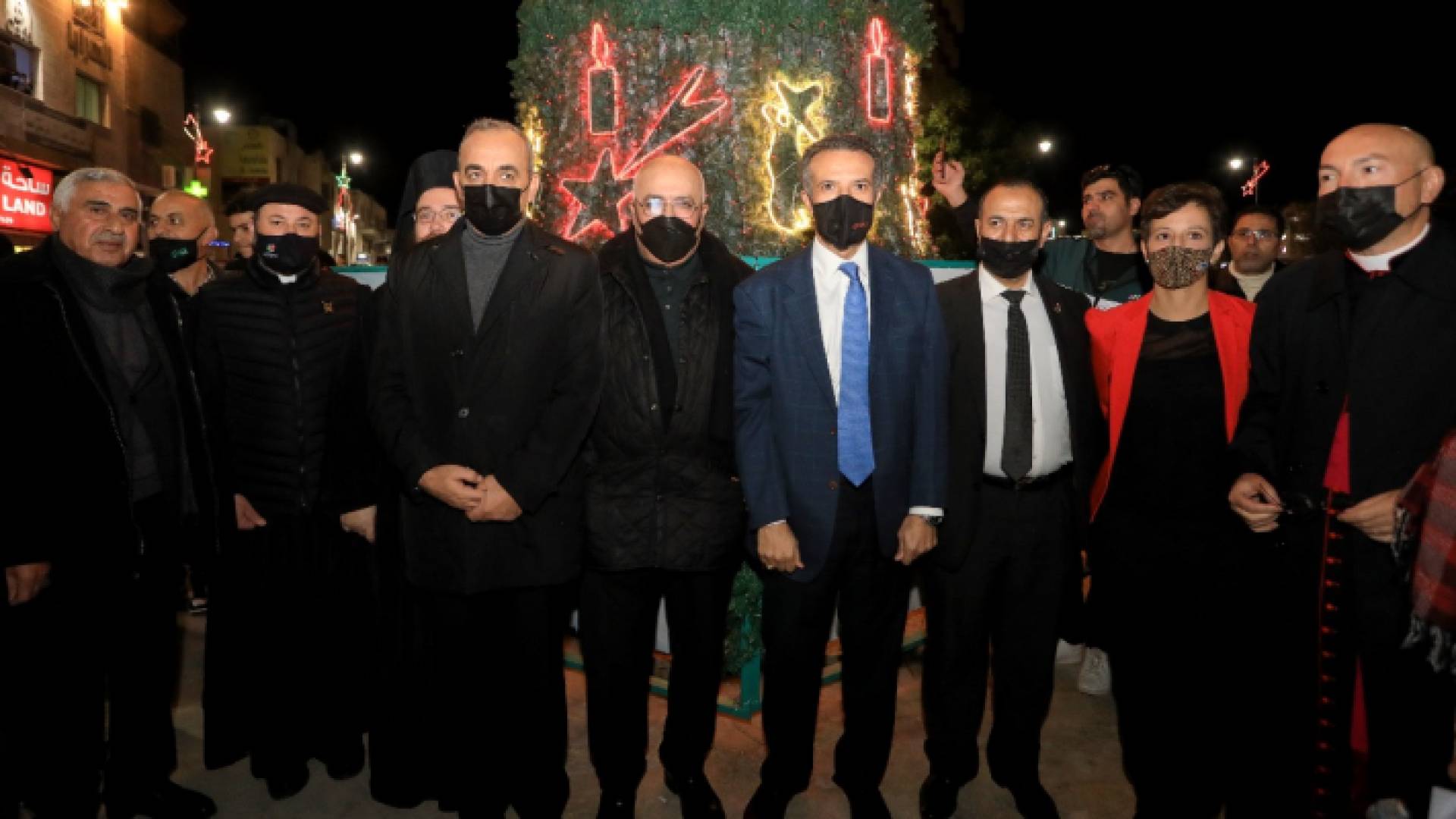 وزير السياحة يضيء شجرة عيد الميلاد بمأدبا