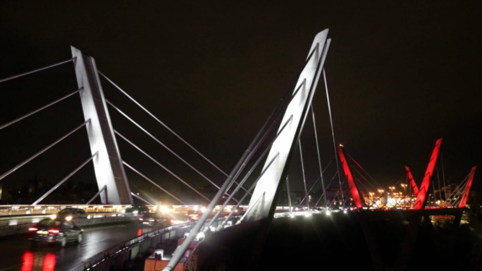 إنارة جسر عبدون بألوان العلم البحريني