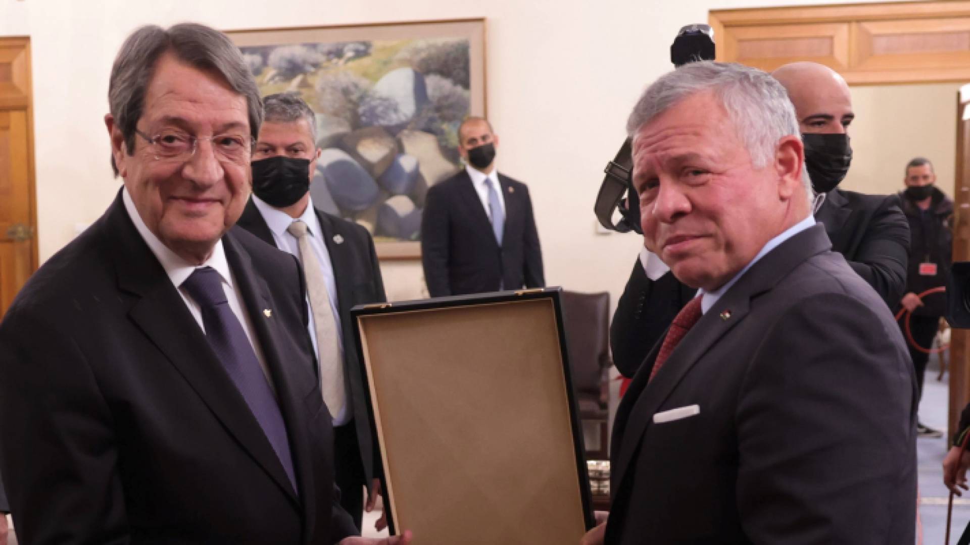 الملك يمنح الرئيس القبرصي وسام النهضة المرصع