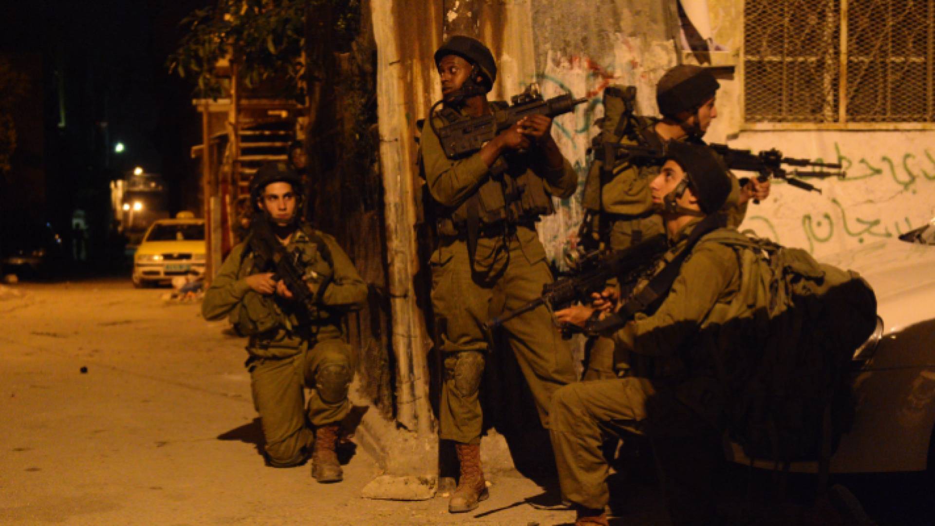 جنود يتبعون للاحتلال الإسرائيلي في اقتحام سابق لإحدى القرى الفلسطينية