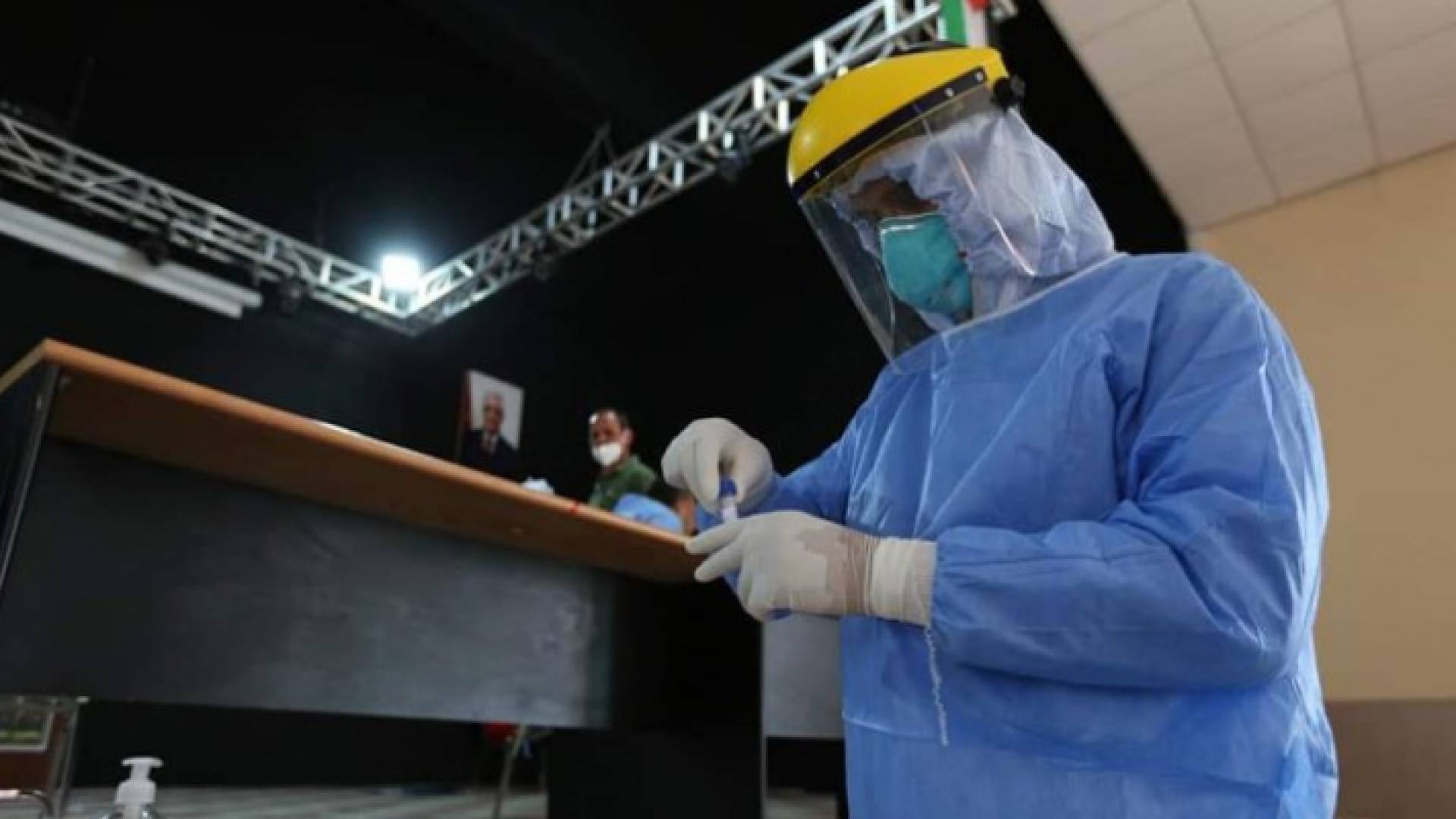 عامل في القطاع الصحي الفلسطيني يحضر جرعة من لقاح كورونا - أرشيفية