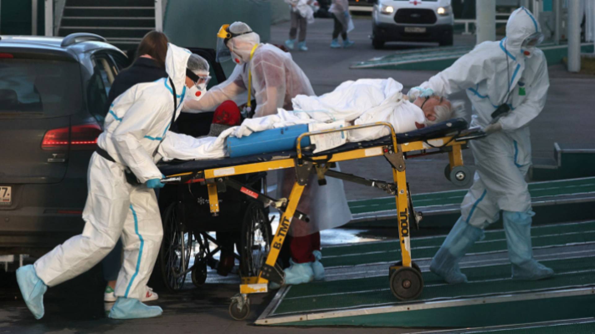 لحظة نقل أحد المصابين بفيروس كورونا إلى أحد المستشفيات الروسية