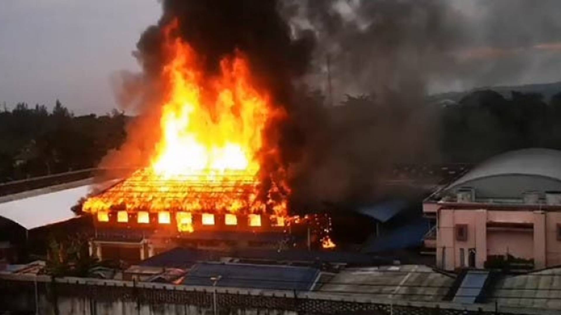 حريق في احد المباني- ارشيفية