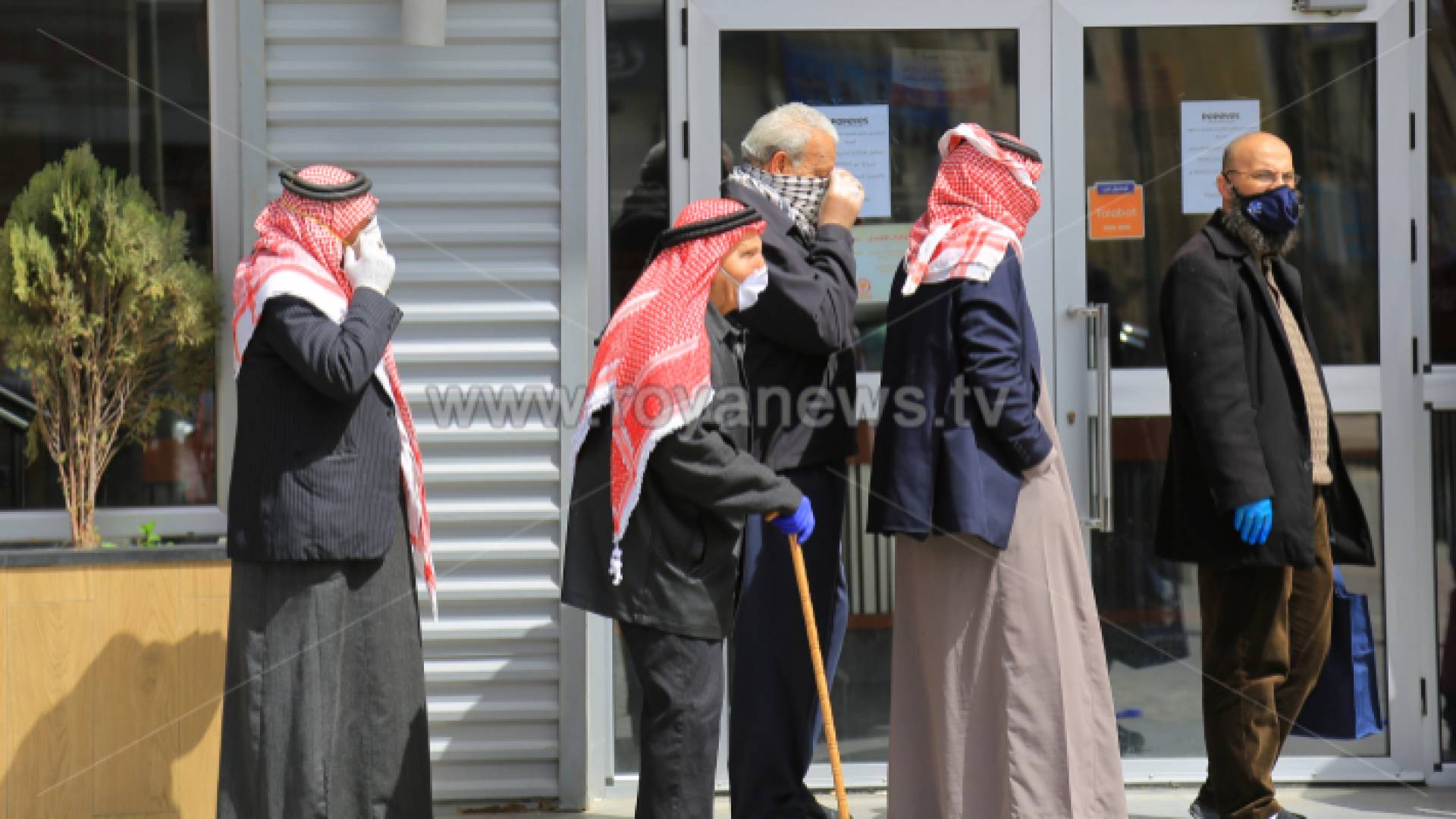 مسنين أمام أحد المحال - ارشيفية