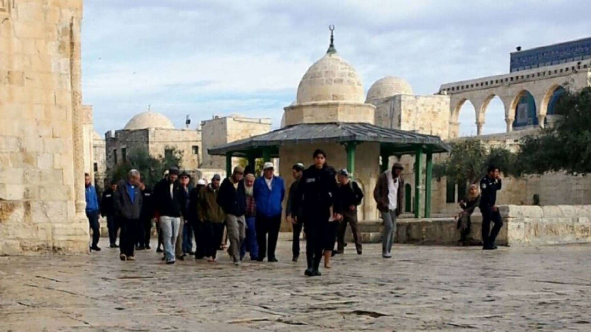 مستوطنون متطرفون يقتحمون باحات المسجد الأقصى