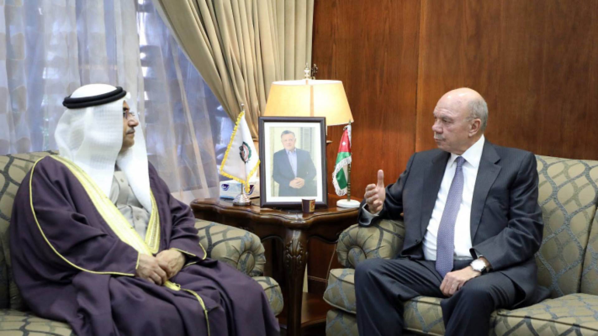 رئيس مجلس الأعيان فيصل الفايز خلال لقائه رئيس البرلمان العربي عادل العسومي