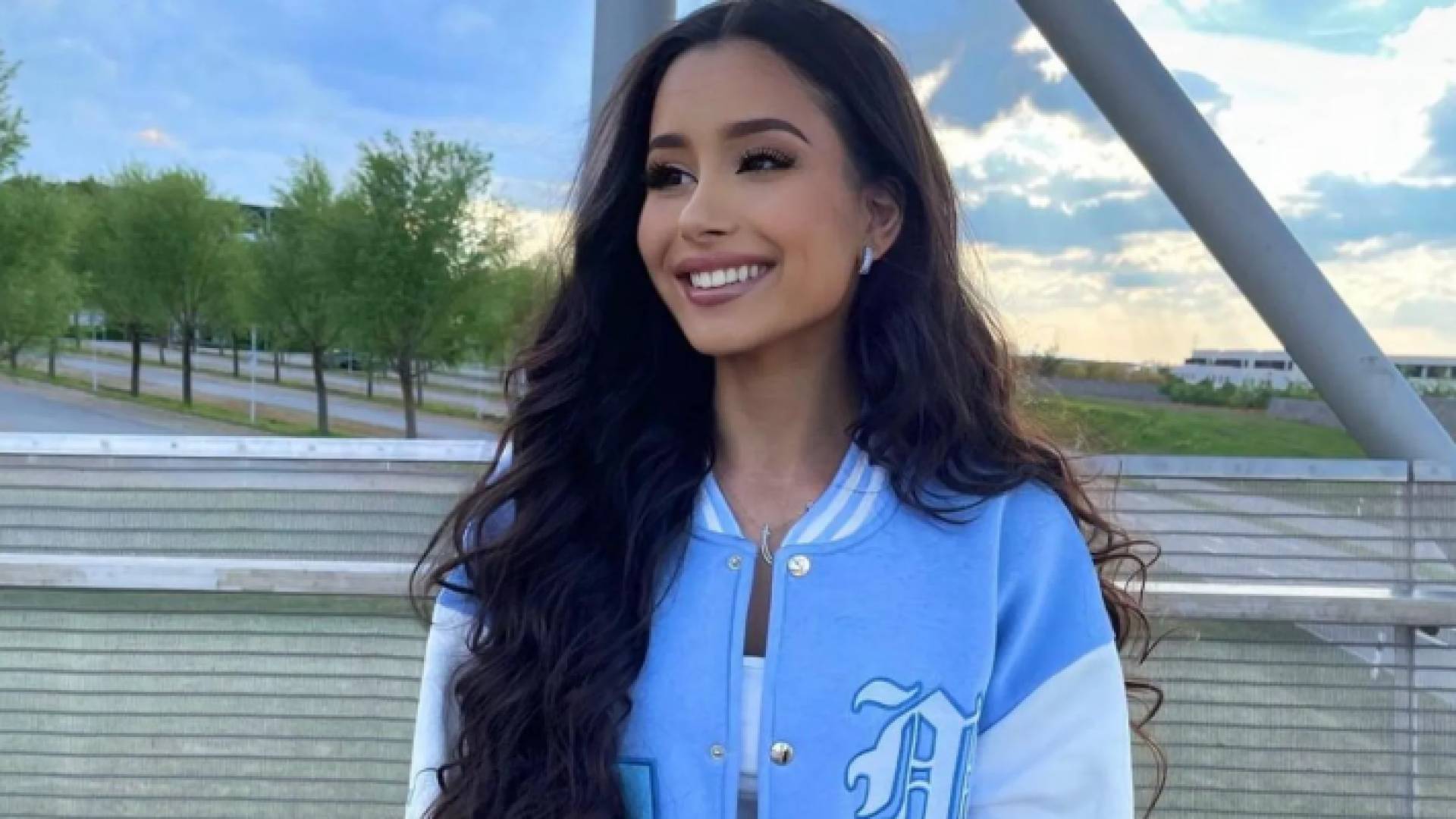 فتاة تمنع حضور صديقتها من حضور حفل زفافها بسبب "جمالها الفائق" - صور