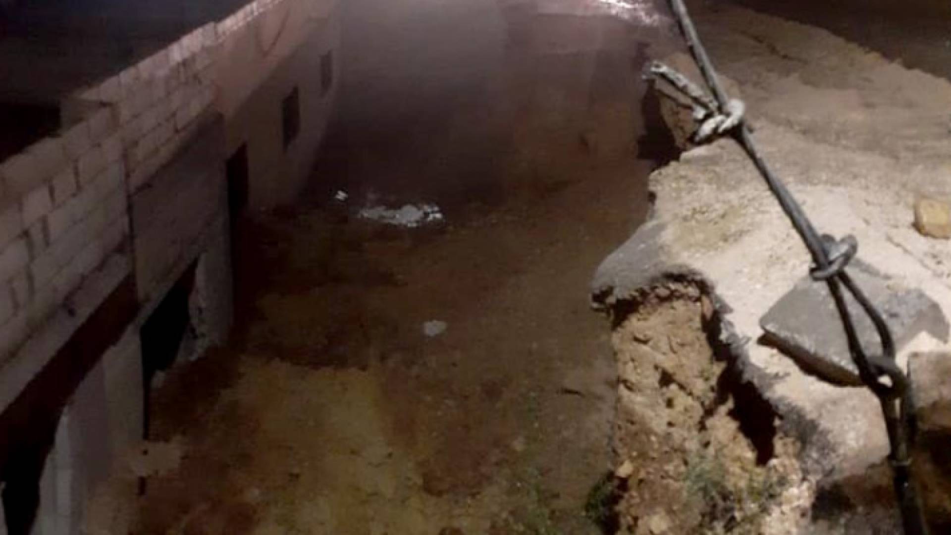 انهيار شارع في عنجرة بسبب غزارة الأمطار