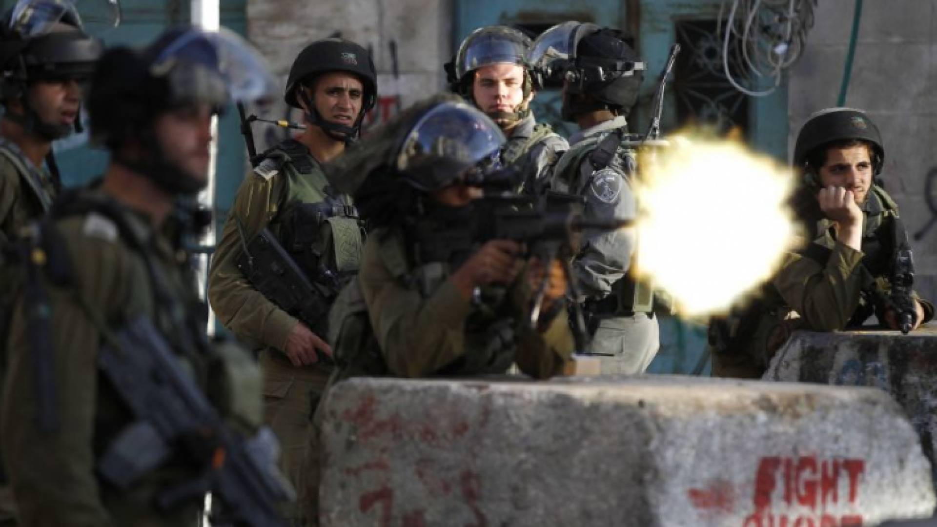 جندي في قوات الاحتلال الإسرائيلي يطلق النار على فلسطينيين - أرشيفية