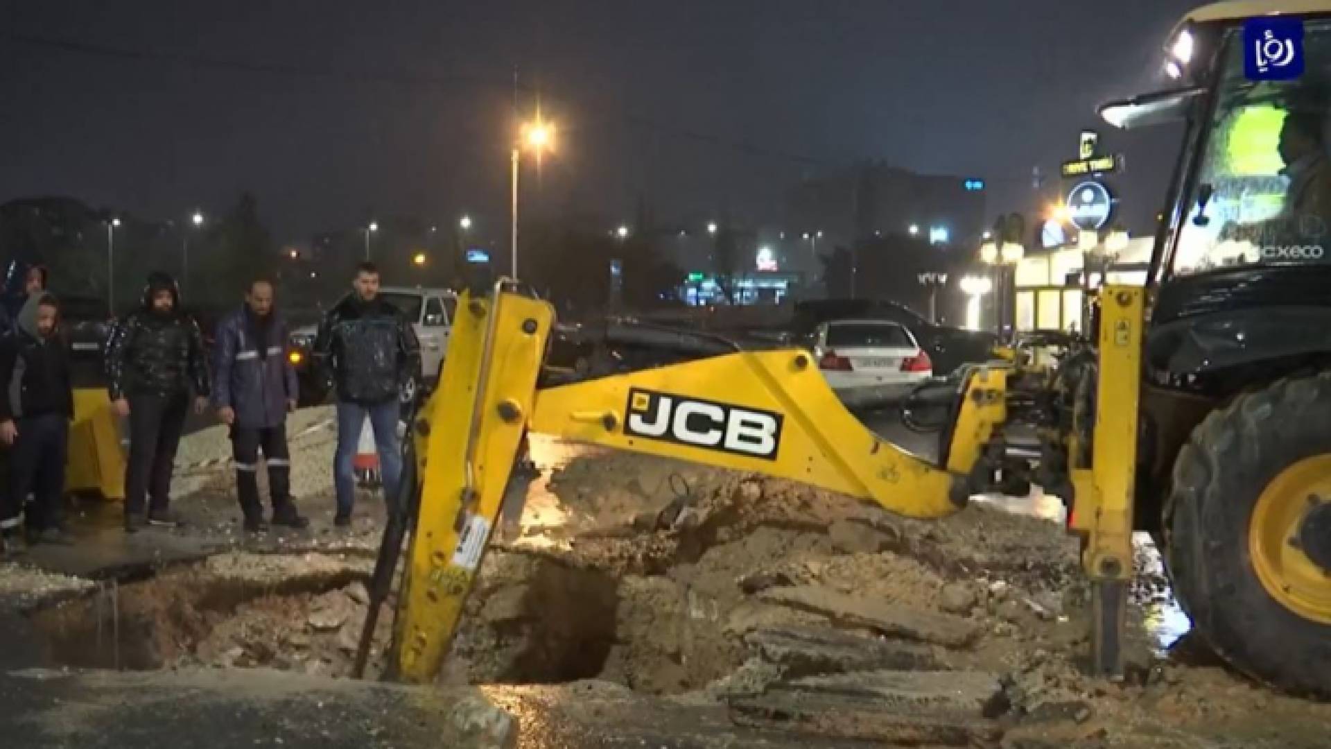 انهيار جزء من شارع في منطقة الدوار السابع بسبب كسر خط مياه