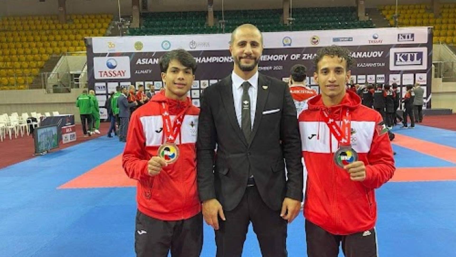 اللاعبان عمر شقرة (يمين) وعبد الله حماد (يسار)