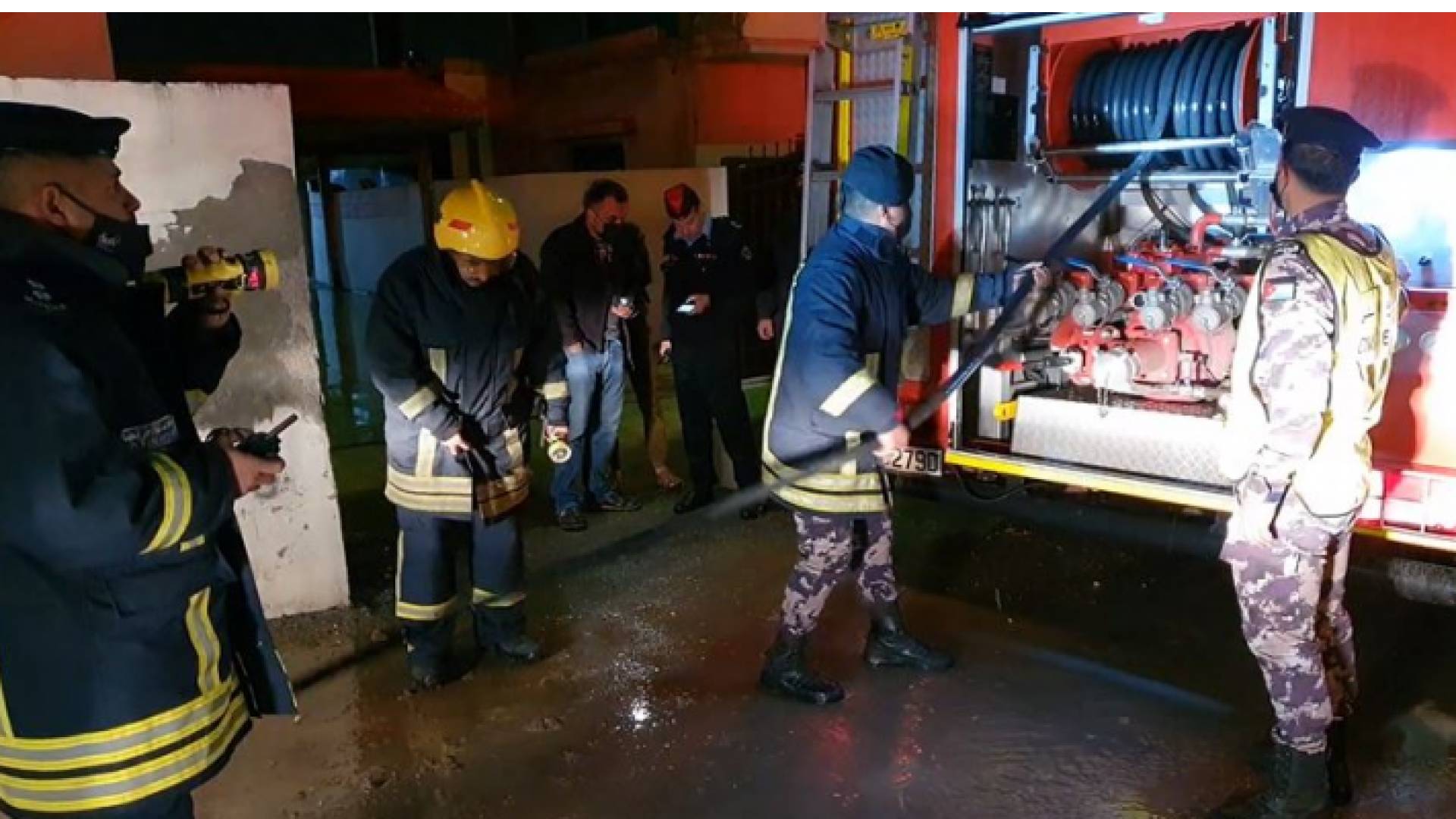 فرق الدفاع المدني اثناء إطفاء الحريق في المنزل