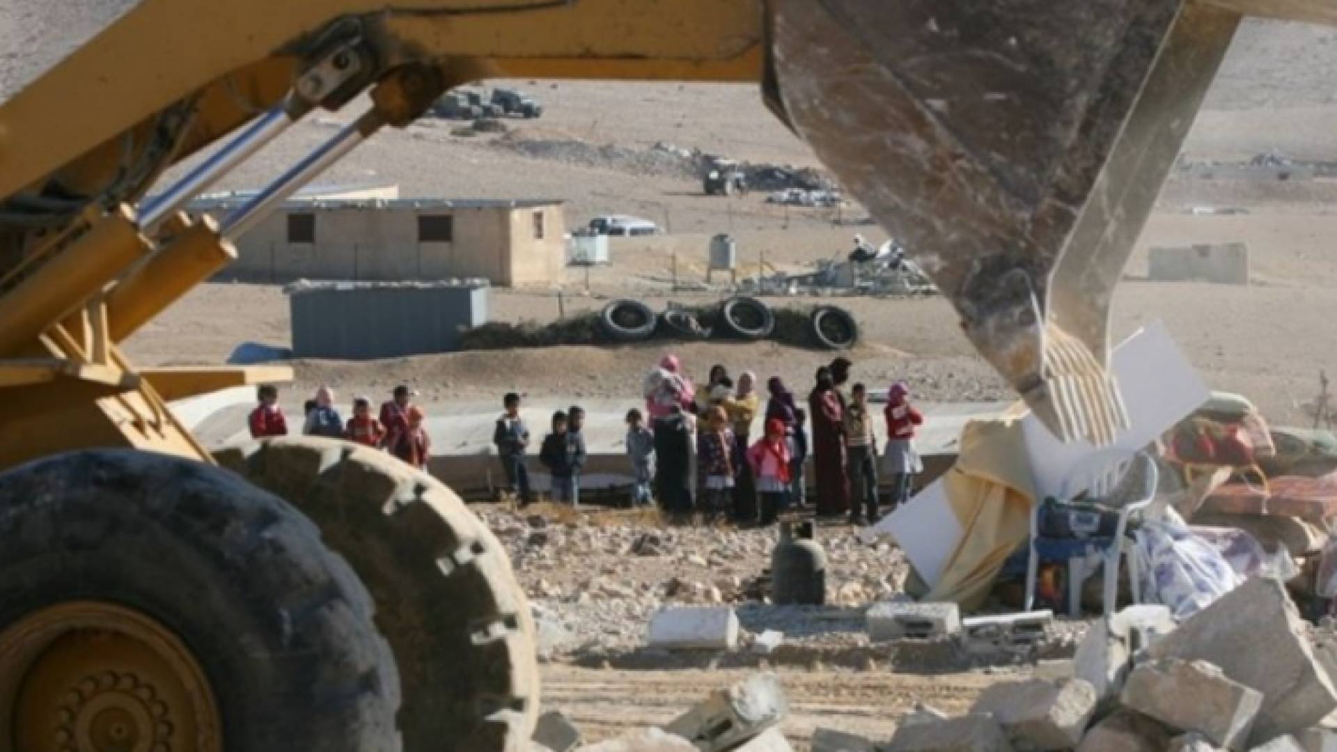 جرافة تابعة للاحتلال الإسرائيلي تشارك في هدم قرية العراقيب