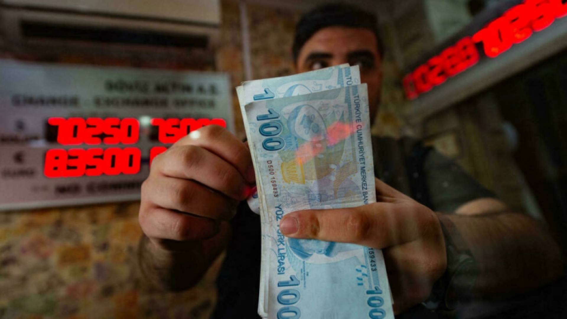 /وظف في مكتب صرافة يعد أوراقا من الليرة التركية - ا ف ب