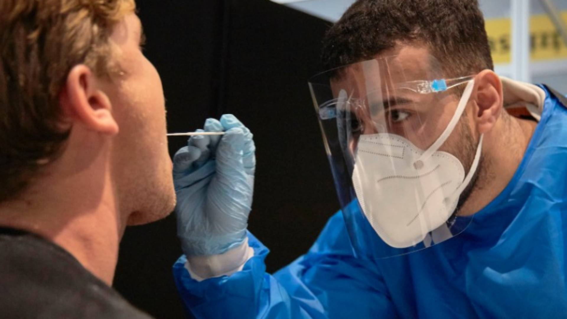 إجراء فحص "بي سي آر" لأحد الأشخاص في فرنسا