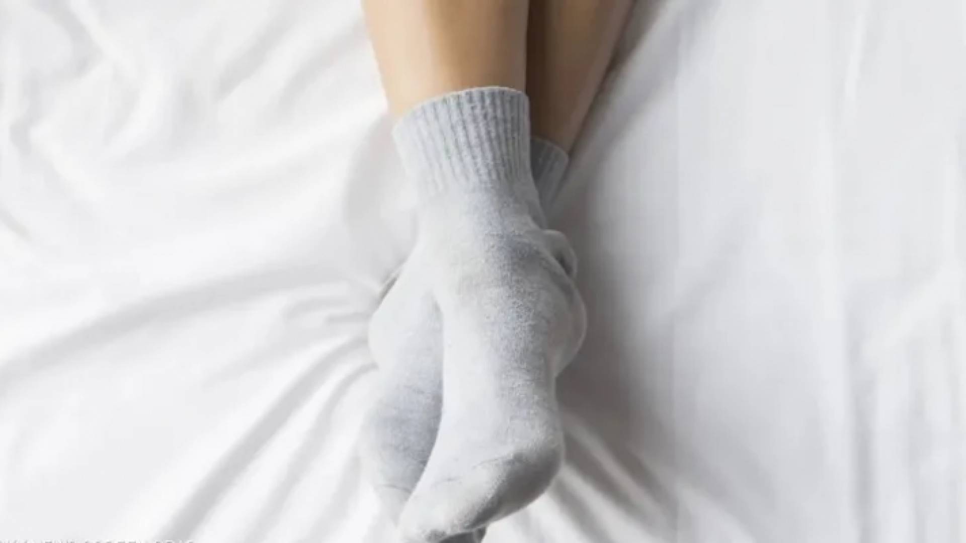 تحذير مهم من ارتداء الجوارب أثناء النوم في الشتاء