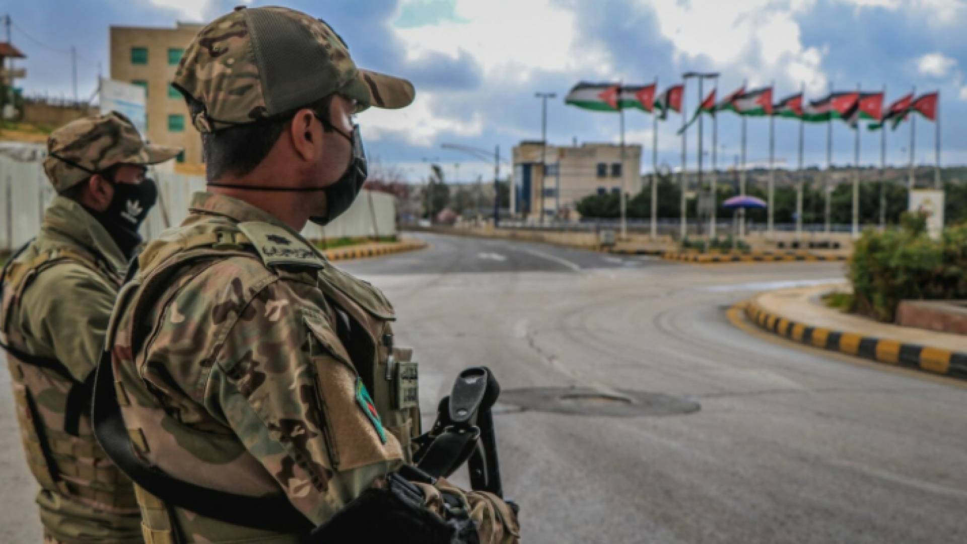 أفراد الأجهزة الأمنية في أثناء تنفيذ إجراءات الحظر - أرشيفية