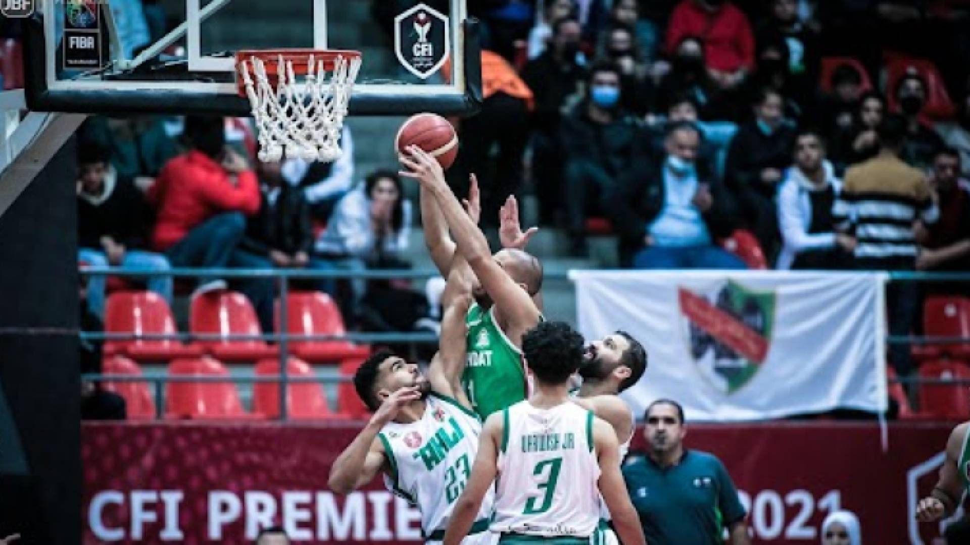 لاعب الأهلي يسجل في سلة الوحدات