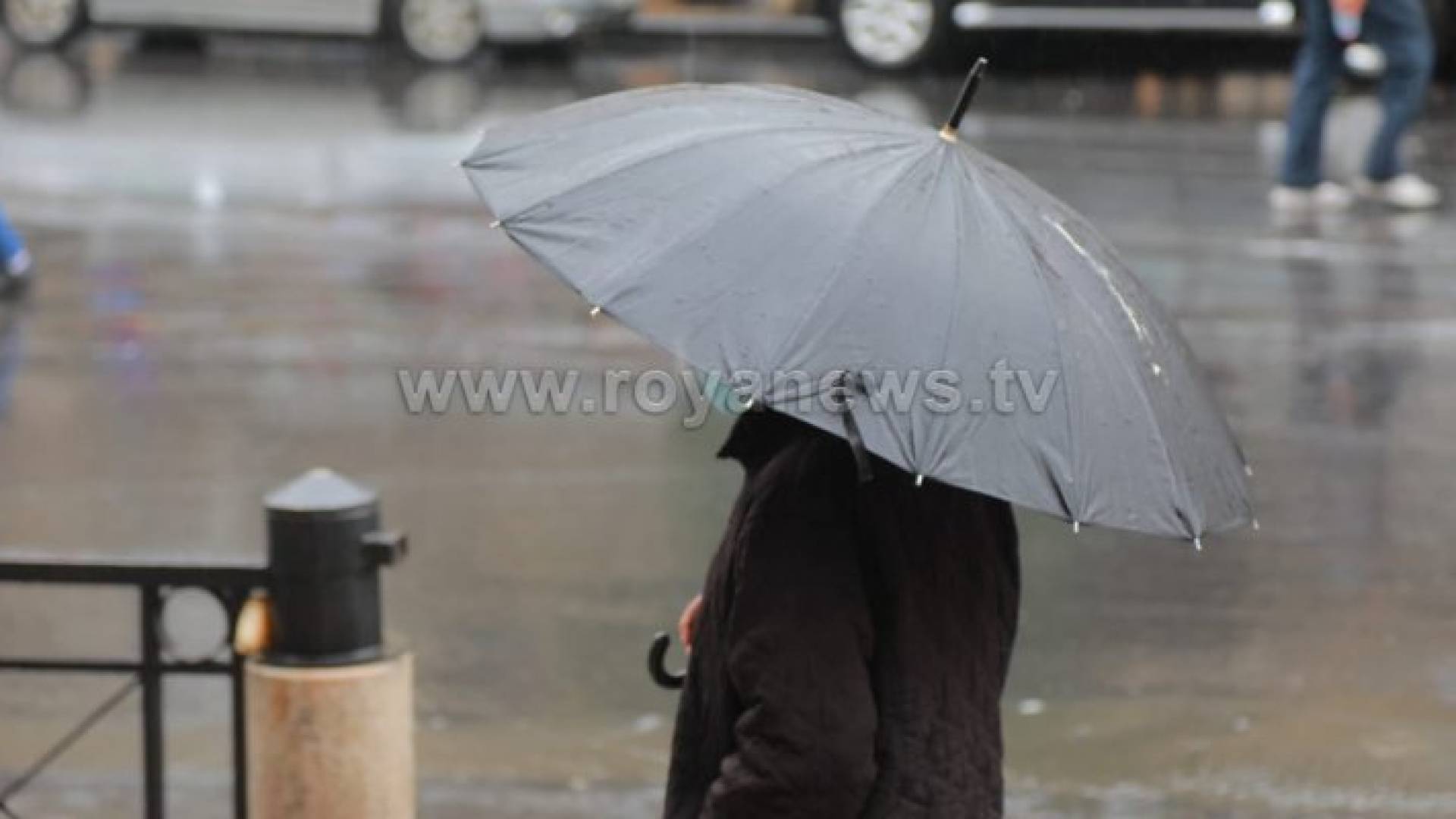 رجل يحمل مظلة - ارشيفية